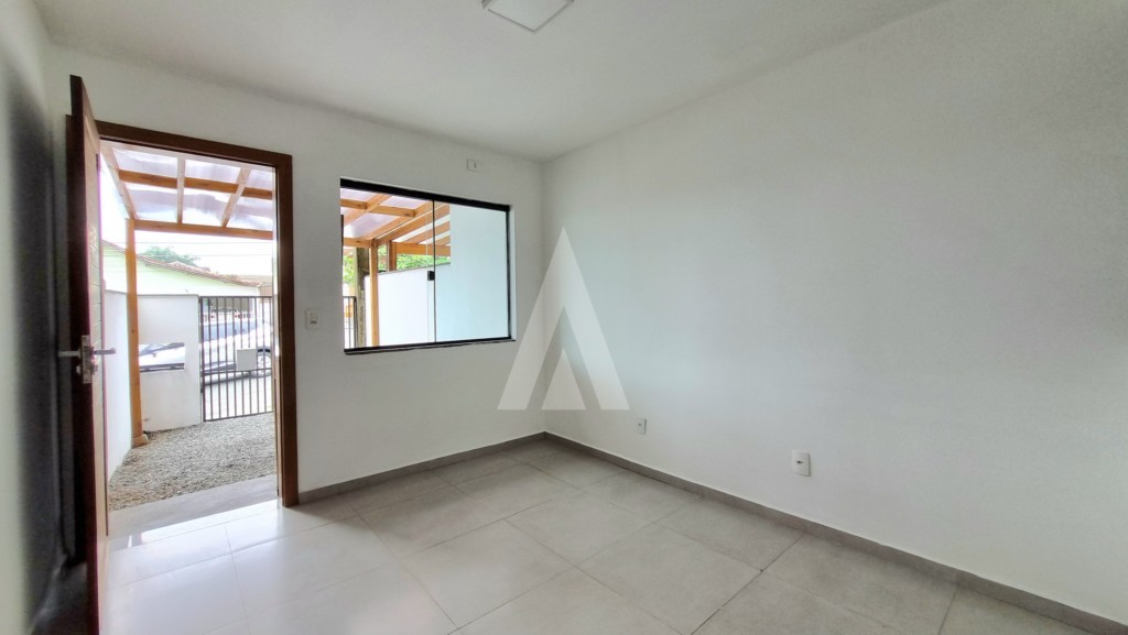 Geminado com 2 quartos, vaga de garagem coberta e sacada — foto 2