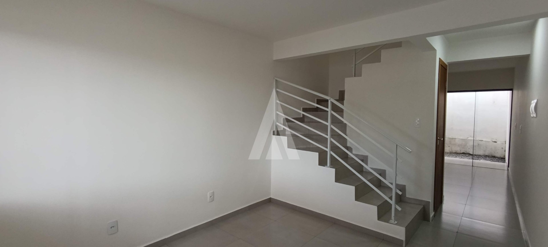 Geminado com 2 quartos, vaga de garagem coberta e sacada — foto 3