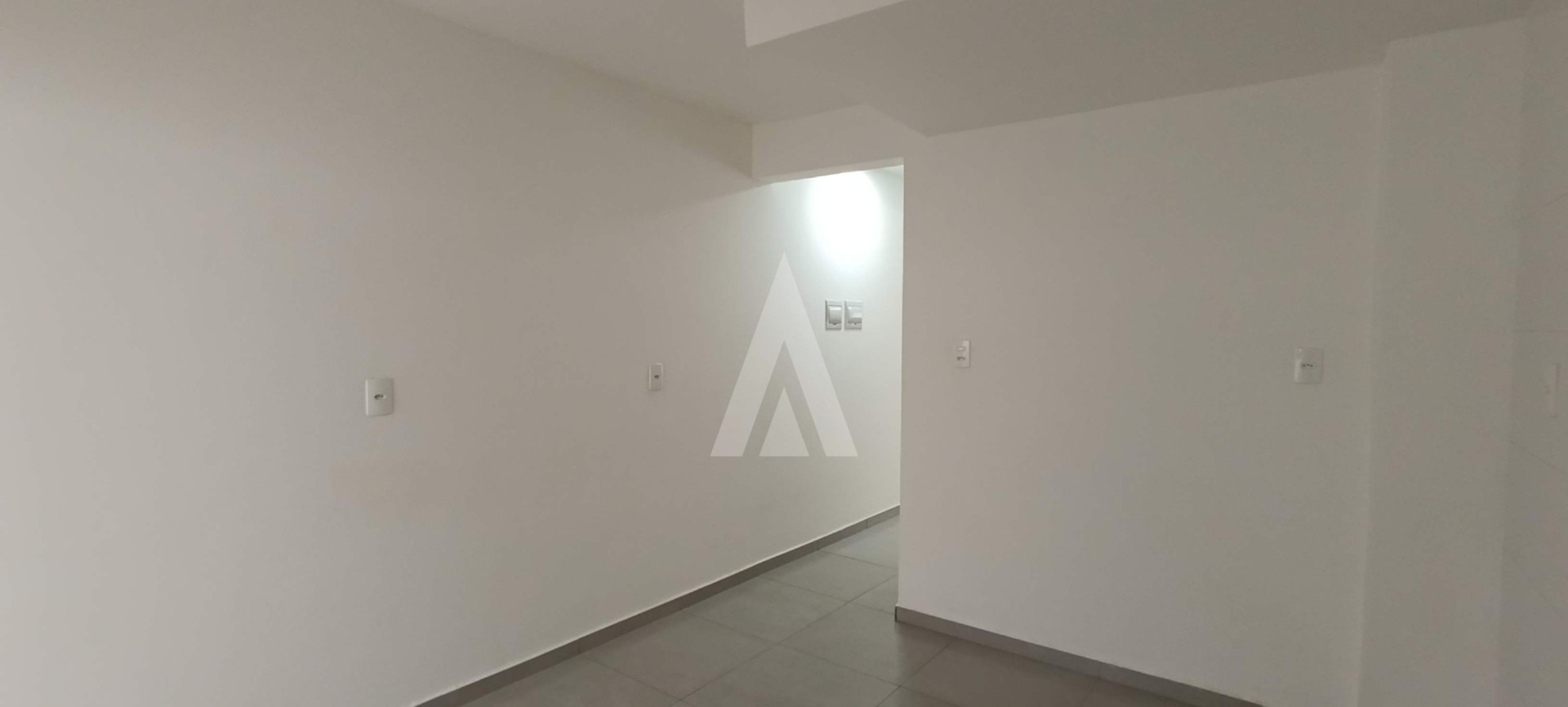 Geminado com 2 quartos, vaga de garagem coberta e sacada — foto 4