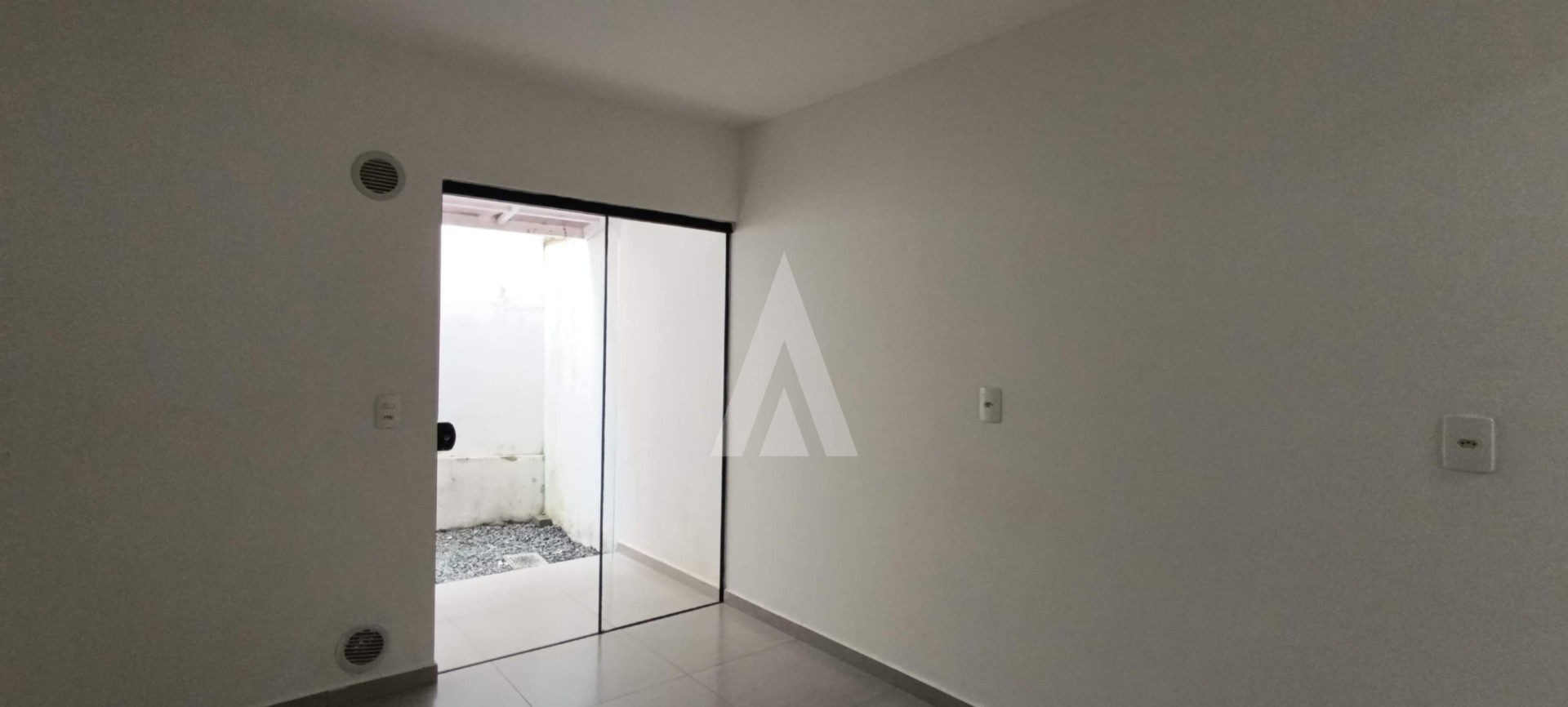 Geminado com 2 quartos, vaga de garagem coberta e sacada — foto 7