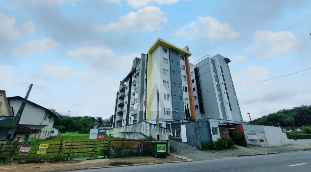 Apartamento no Bairro Bom Retiro com 2 quartos, sendo 1 suíte, sacada com churrasqueira, prédio com elevador e 1 vaga de garagem — foto 3