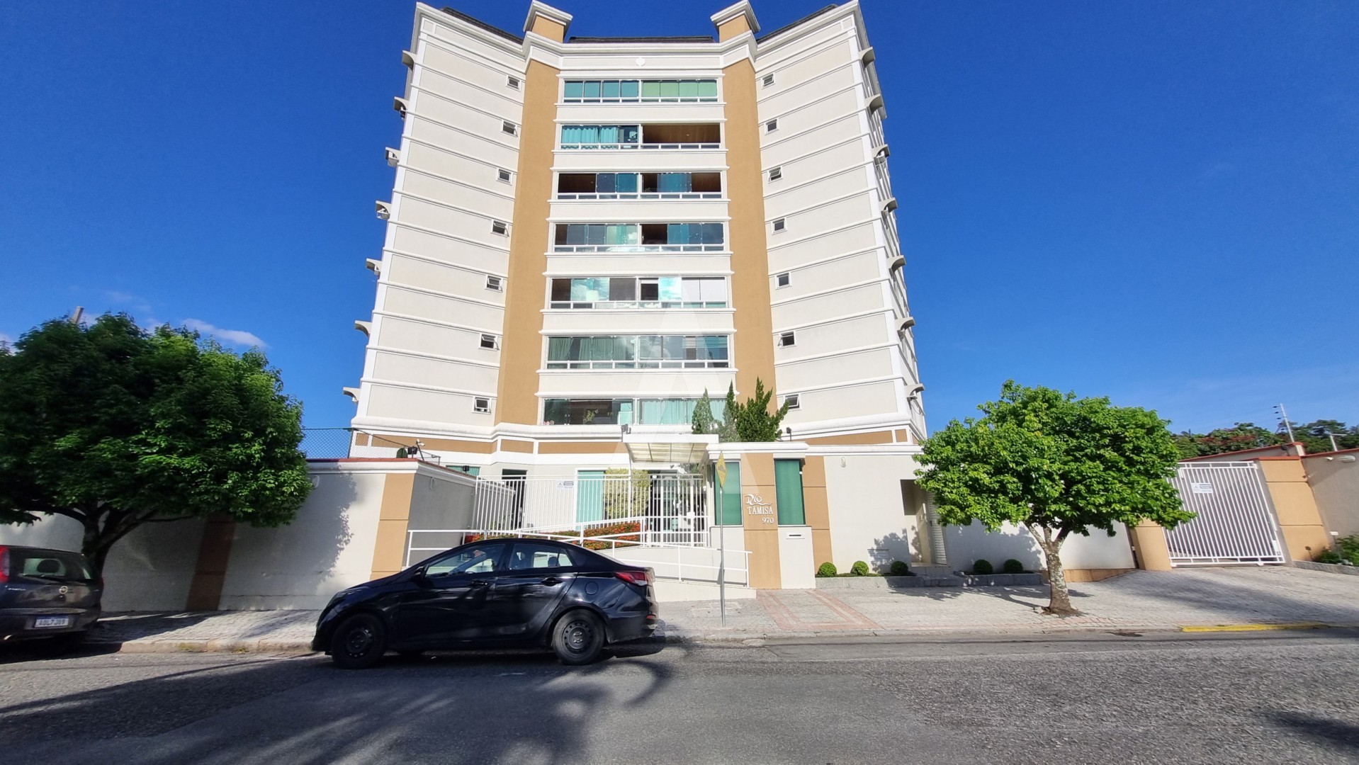 Apartamento com 03 quartos sendo 01 suíte e cozinha com armários. - foto 1