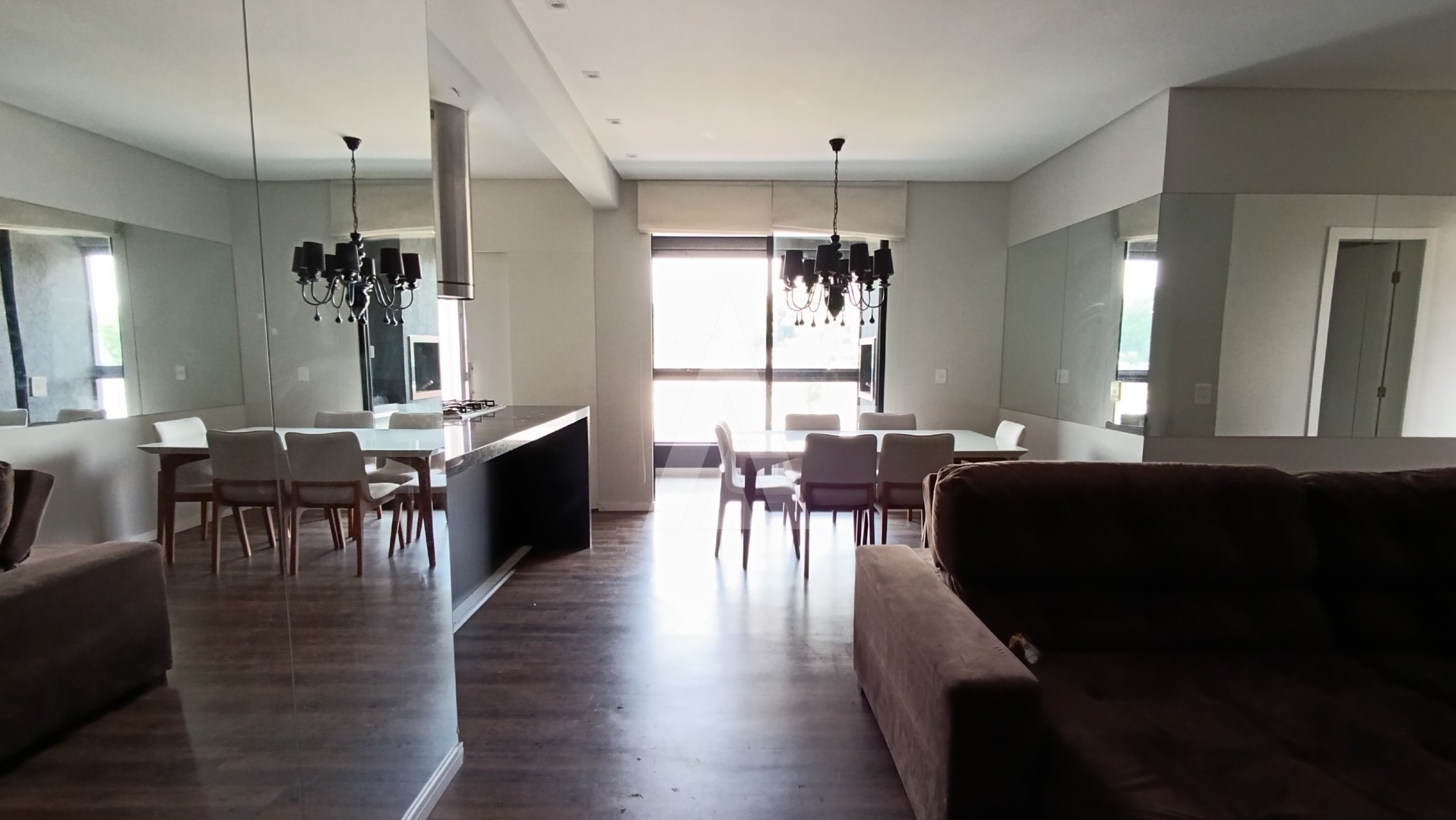 Apartamento mobiliado com 3 quartos sendo suíte no bairro Iririú com sacada com churrasqueira e 2 vagas de garagem — foto 4