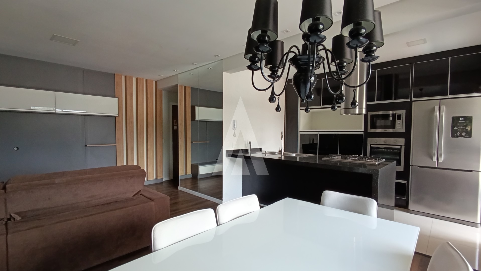Apartamento mobiliado com 3 quartos sendo suíte no bairro Iririú com sacada com churrasqueira e 2 vagas de garagem — foto 5