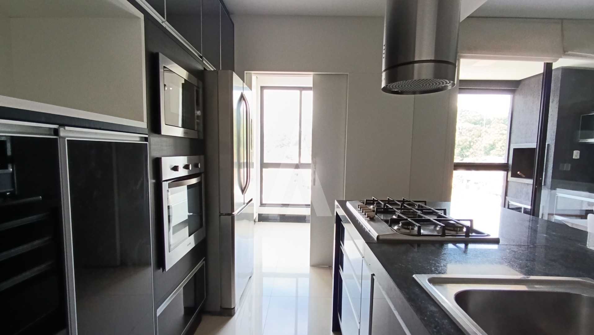 Apartamento mobiliado com 3 quartos sendo suíte no bairro Iririú com sacada com churrasqueira e 2 vagas de garagem — foto 7
