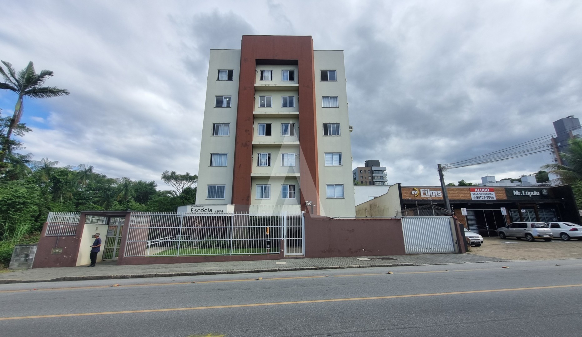 Apartamento com 01 suíte semi mobiliado, sala de estar e jantar, cozinha com armários, área de serviço e sacada, prédio com elev - foto 1