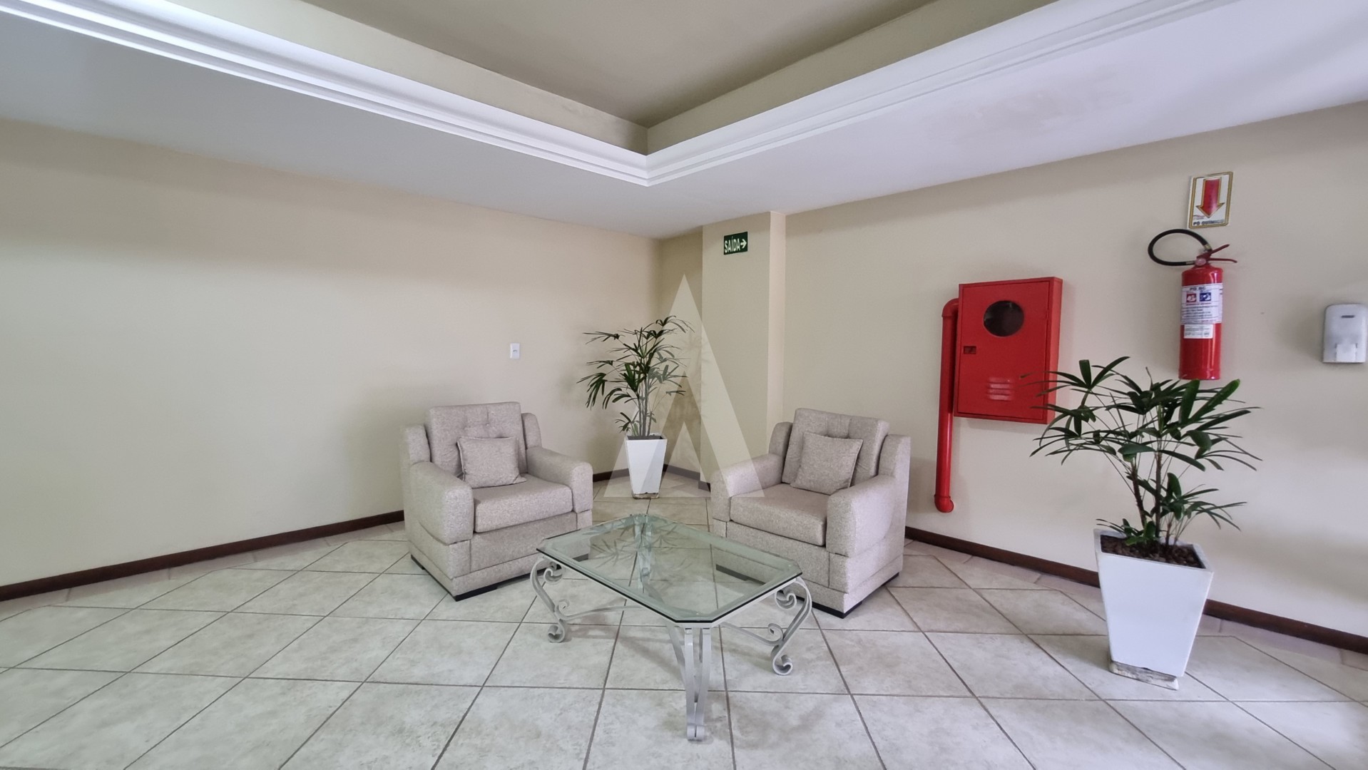 Apartamento com 01 suíte semi mobiliado, sala de estar e jantar, cozinha com armários, área de serviço e sacada, prédio com elev — foto 2