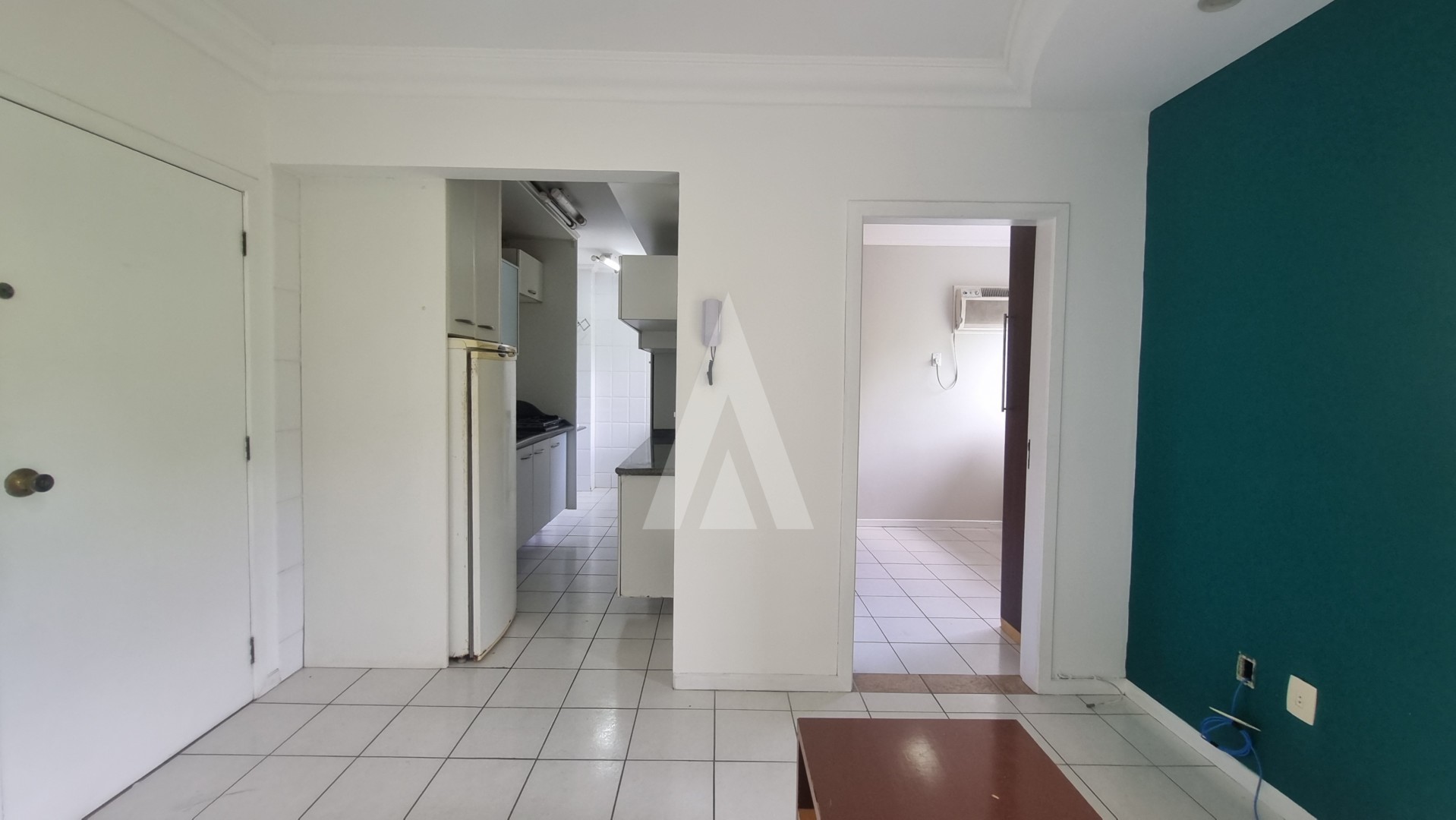 Apartamento com 01 suíte semi mobiliado, sala de estar e jantar, cozinha com armários, área de serviço e sacada, prédio com elev — foto 4