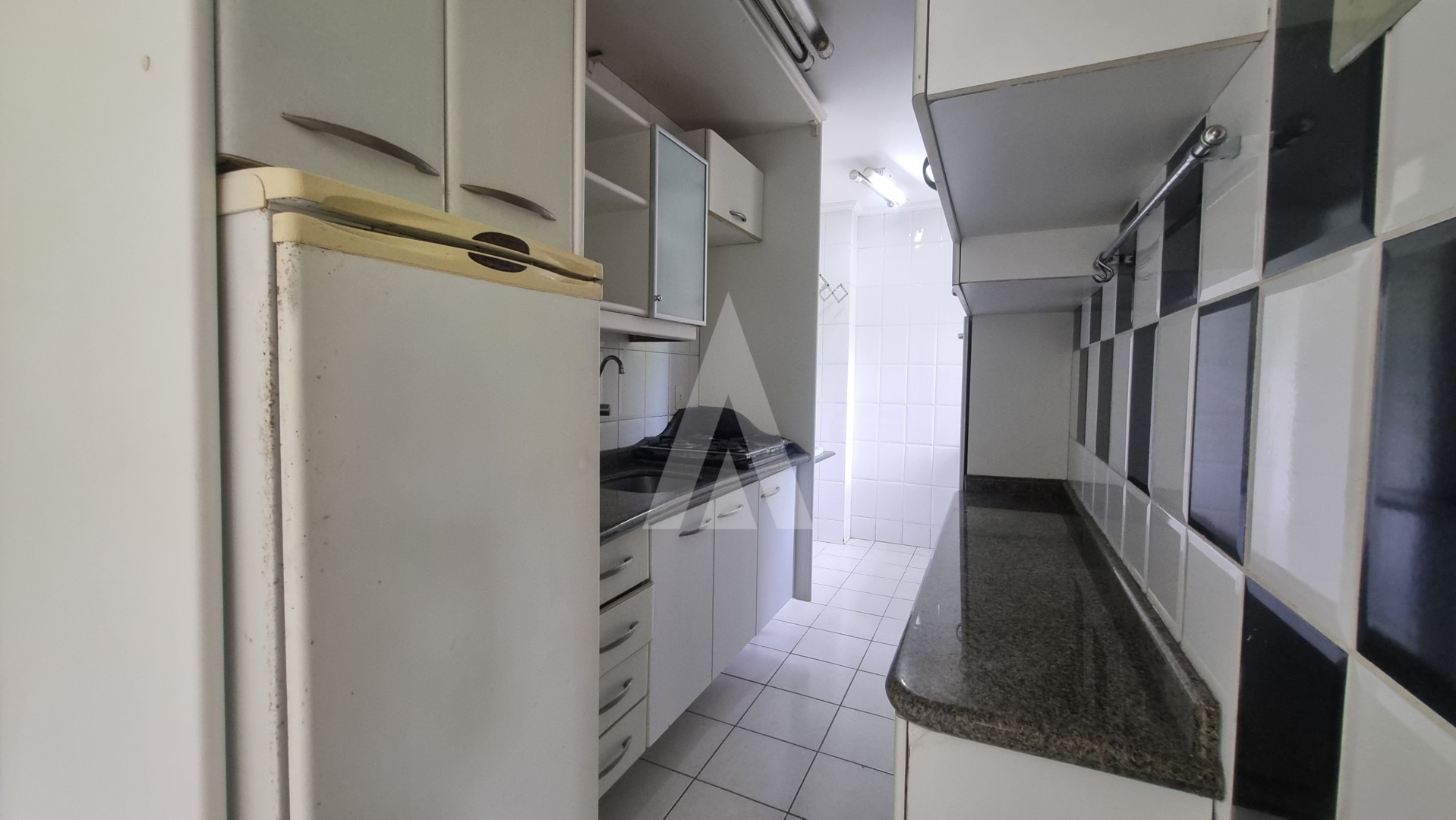 Apartamento com 01 suíte semi mobiliado, sala de estar e jantar, cozinha com armários, área de serviço e sacada, prédio com elev — foto 6