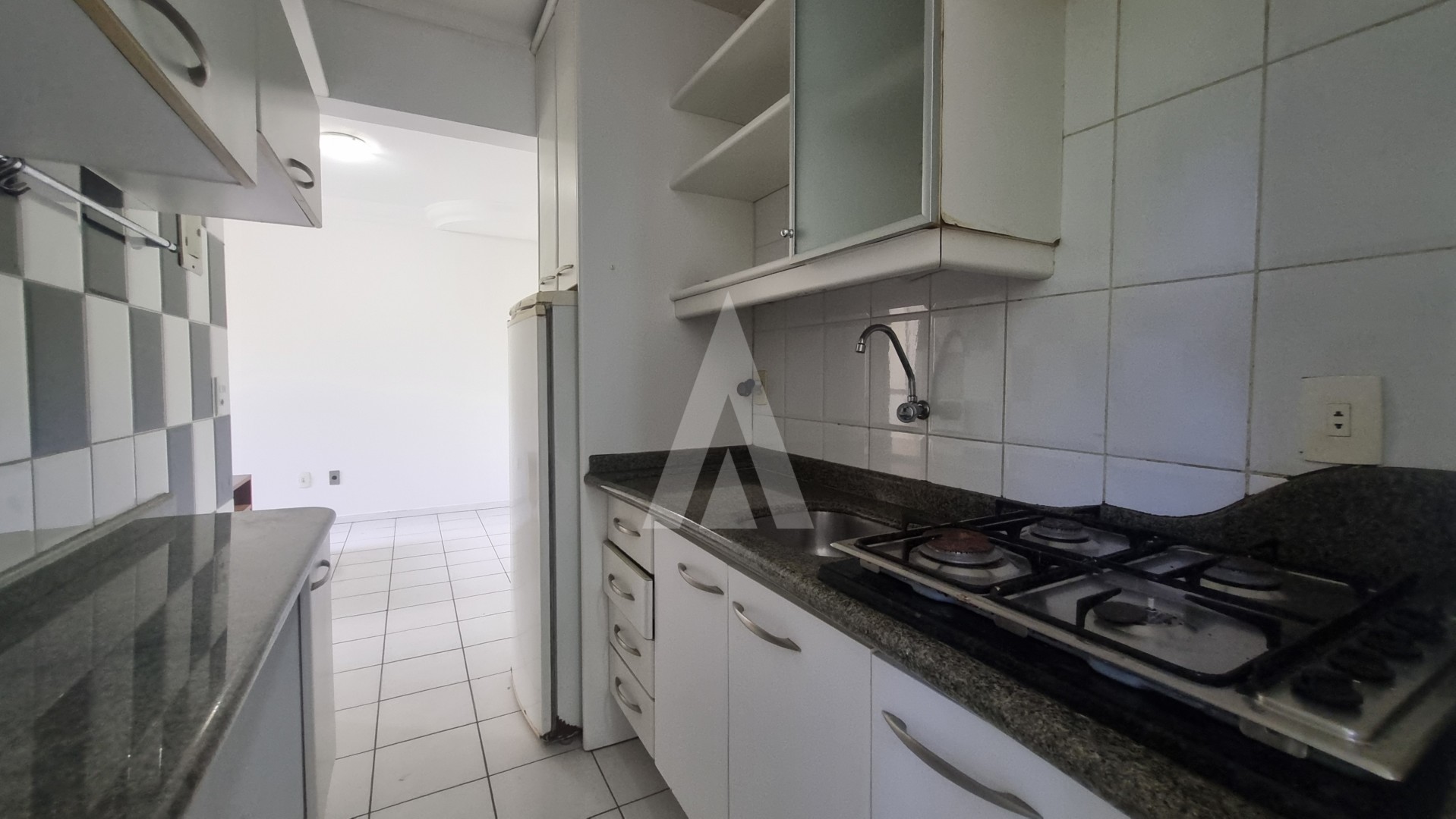 Apartamento com 01 suíte semi mobiliado, sala de estar e jantar, cozinha com armários, área de serviço e sacada, prédio com elev — foto 7