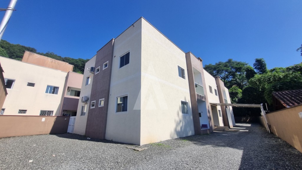 Apartamento com 02 dormitórios, sala de estar, cozinha com armários, sacada com churrasqueira, bwc social e área de serviço. — foto 2