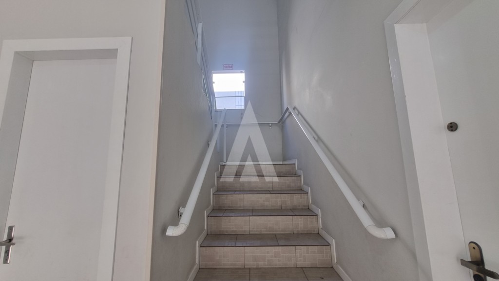 Apartamento com 02 dormitórios, sala de estar, cozinha com armários, sacada com churrasqueira, bwc social e área de serviço. — foto 4