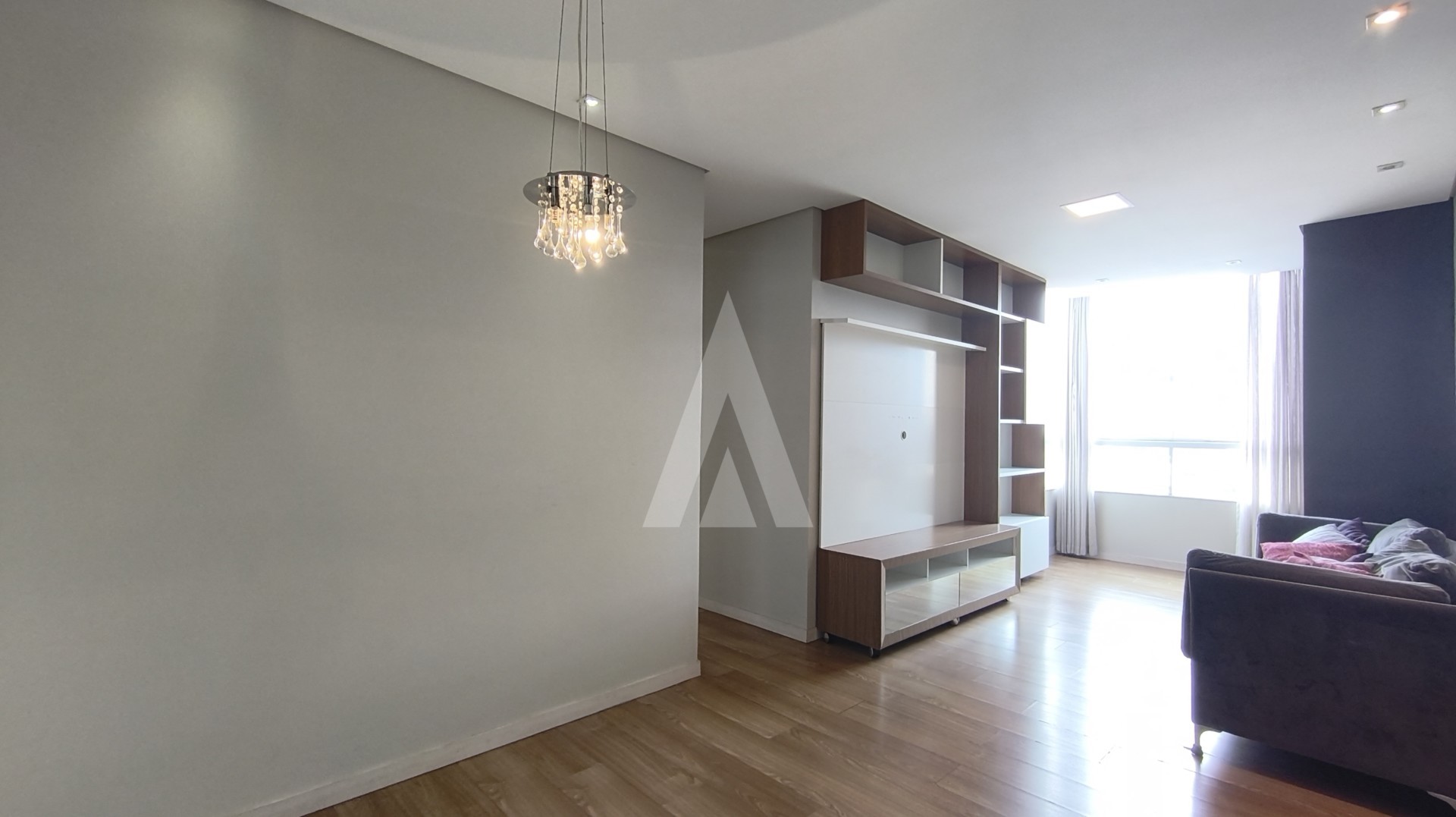 Apartamento no bairro Saguaçu com 3 quartos, sendo 1 suíte, cozinha com armários e 1 vaga de garagem coberta. — foto 2