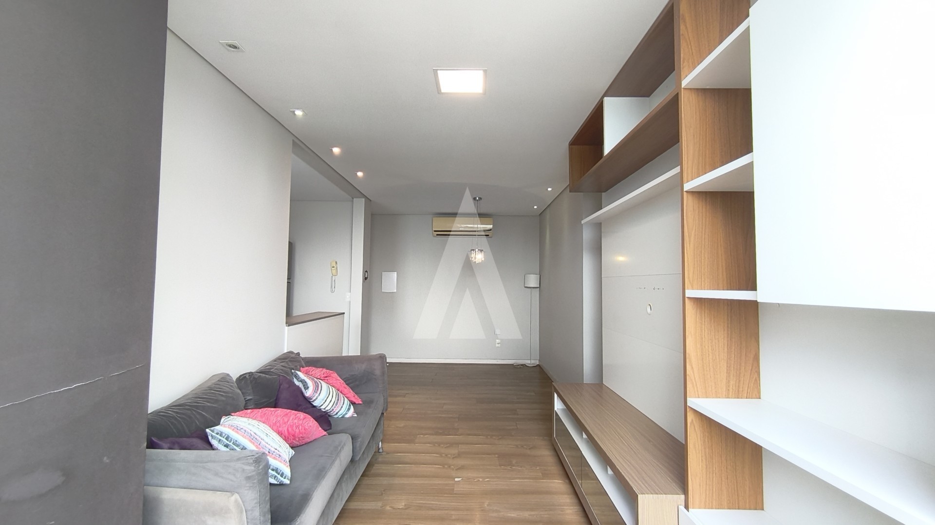 Apartamento no bairro Saguaçu com 3 quartos, sendo 1 suíte, cozinha com armários e 1 vaga de garagem coberta. — foto 3
