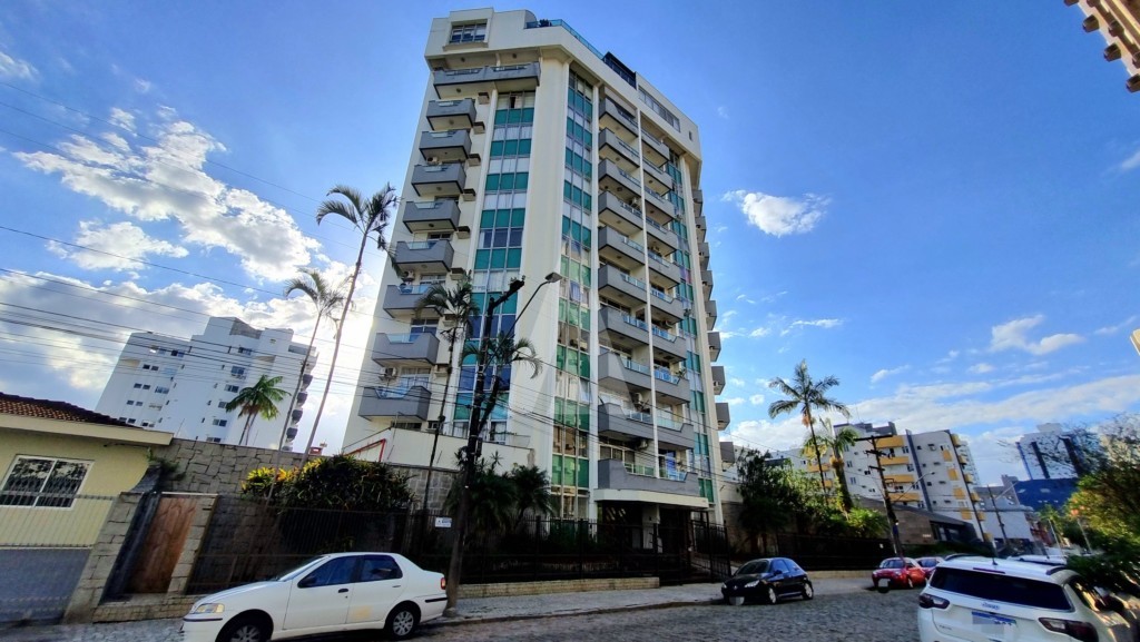 Apartamento no Anita Garibaldi com 2 quartos sendo 1 suíte, armários na cozinha e vaga com box duplo. - foto 1