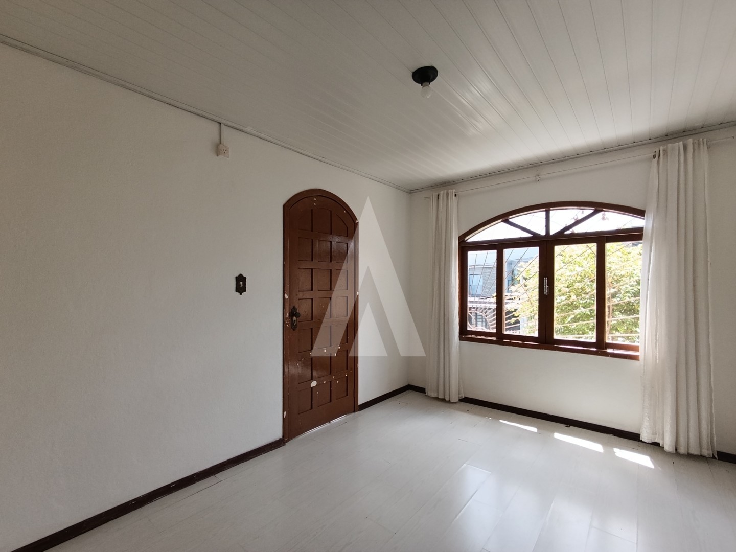 Casa localizada no bairro Costa e Silva, composta por dois quartos. — foto 4