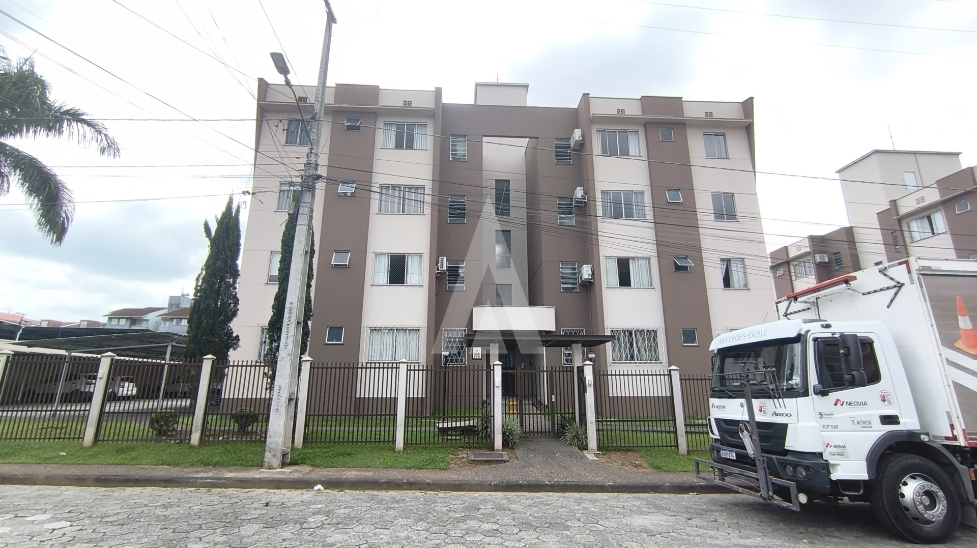 Apartamento com 2 quartos e 1 vaga de garagem no Bairro Costa e Silva. - foto 1