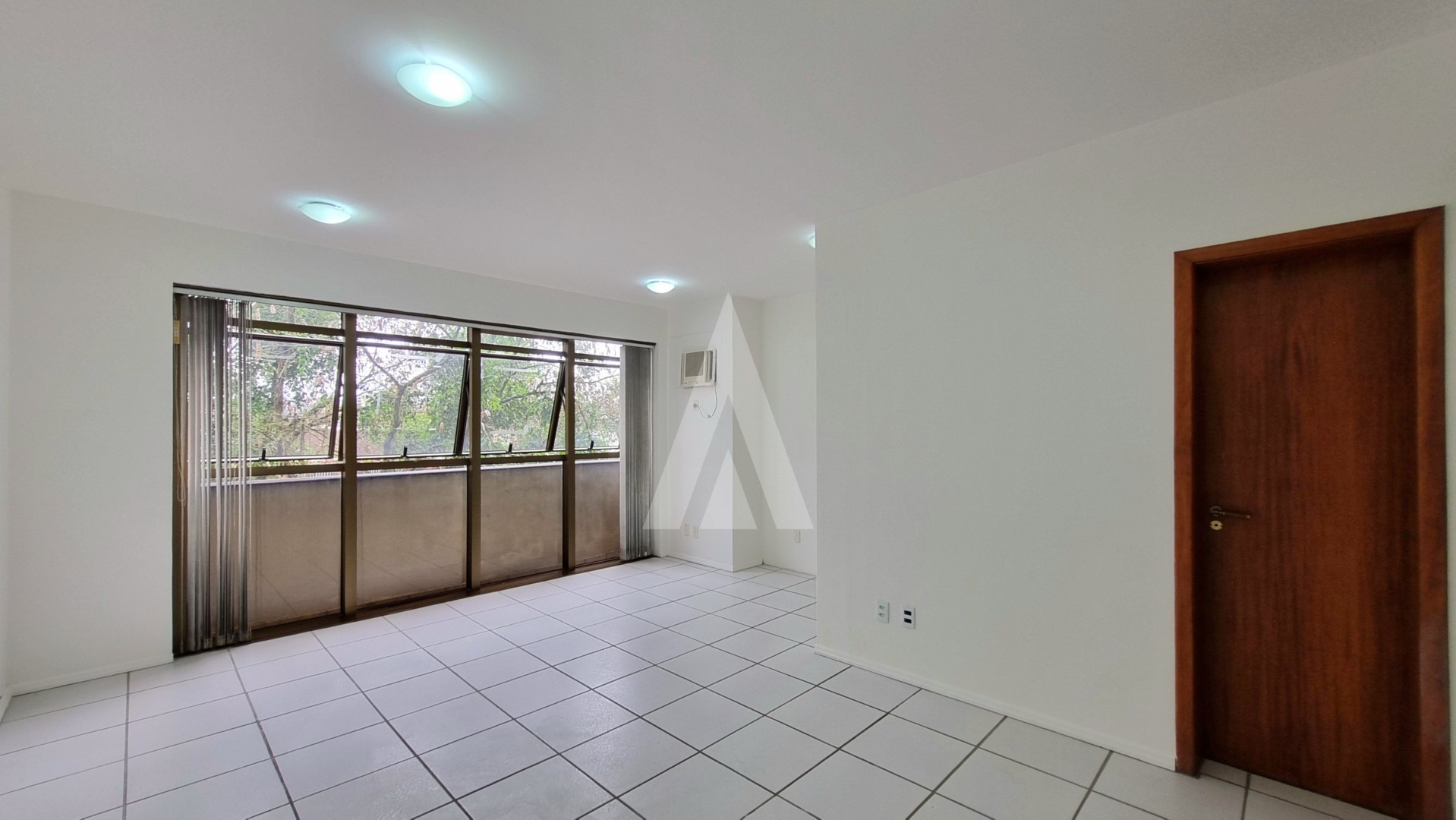 Sala comercial no centro de Joinville com elevador e 1 lavabo. — foto 4