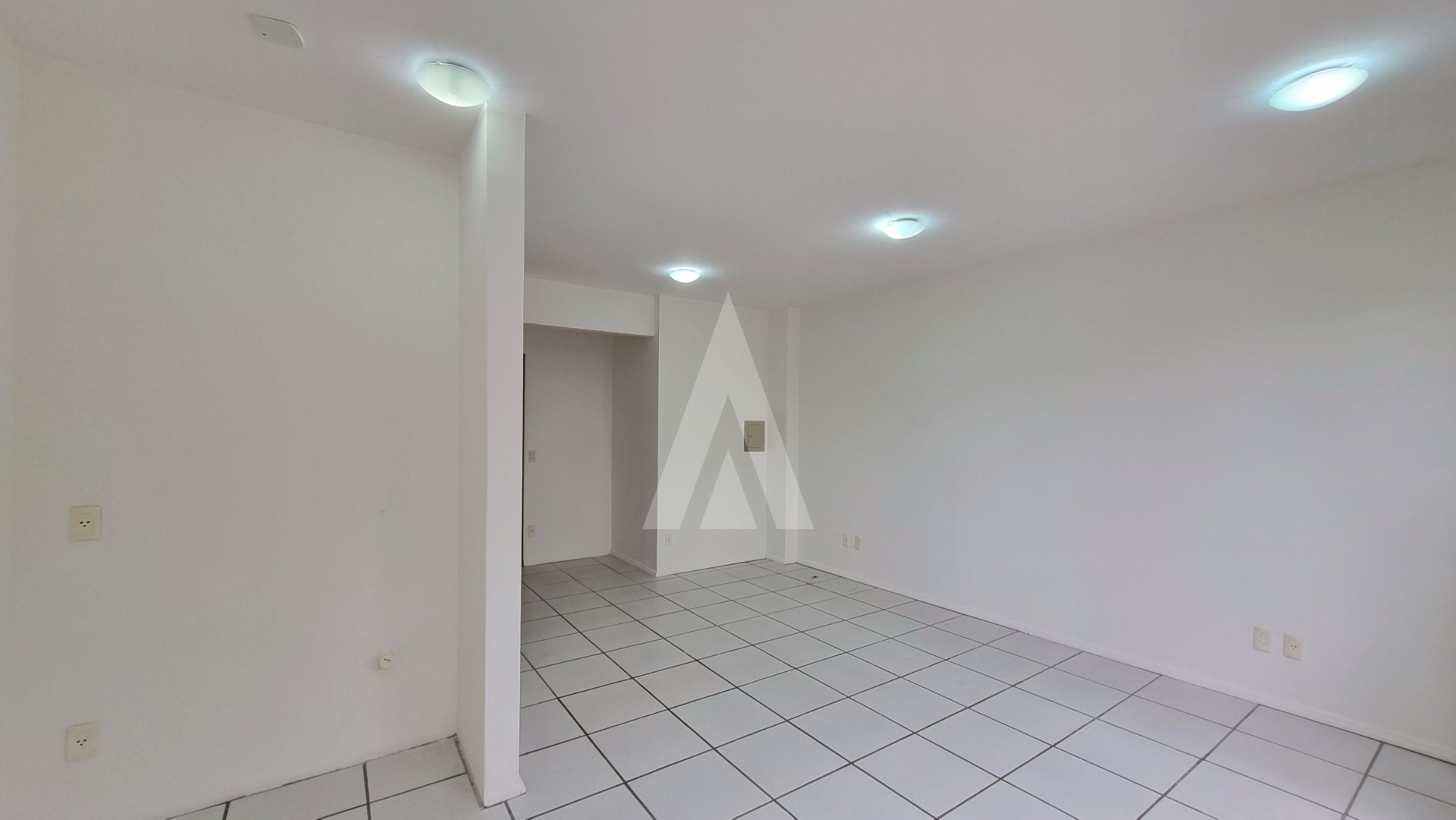 Sala comercial no centro de Joinville com elevador e 1 lavabo. — foto 7