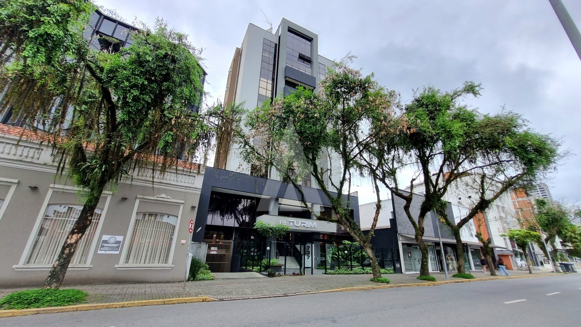 Sala comercial com elevador e 1 Lavabo no centro de joinville. - foto 1