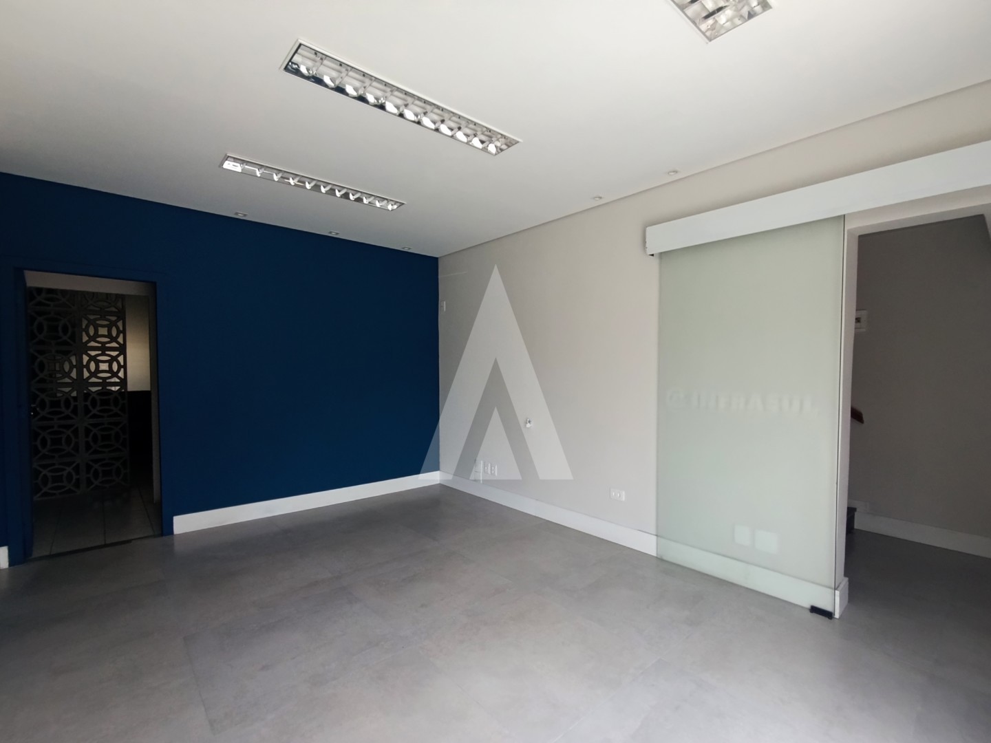 Sala comercial localizada no bairro Anita Garibaldi, de esquina, distribuída entre o 1 e o 2 andar, composta por 2 cozinhas, 5 — foto 2