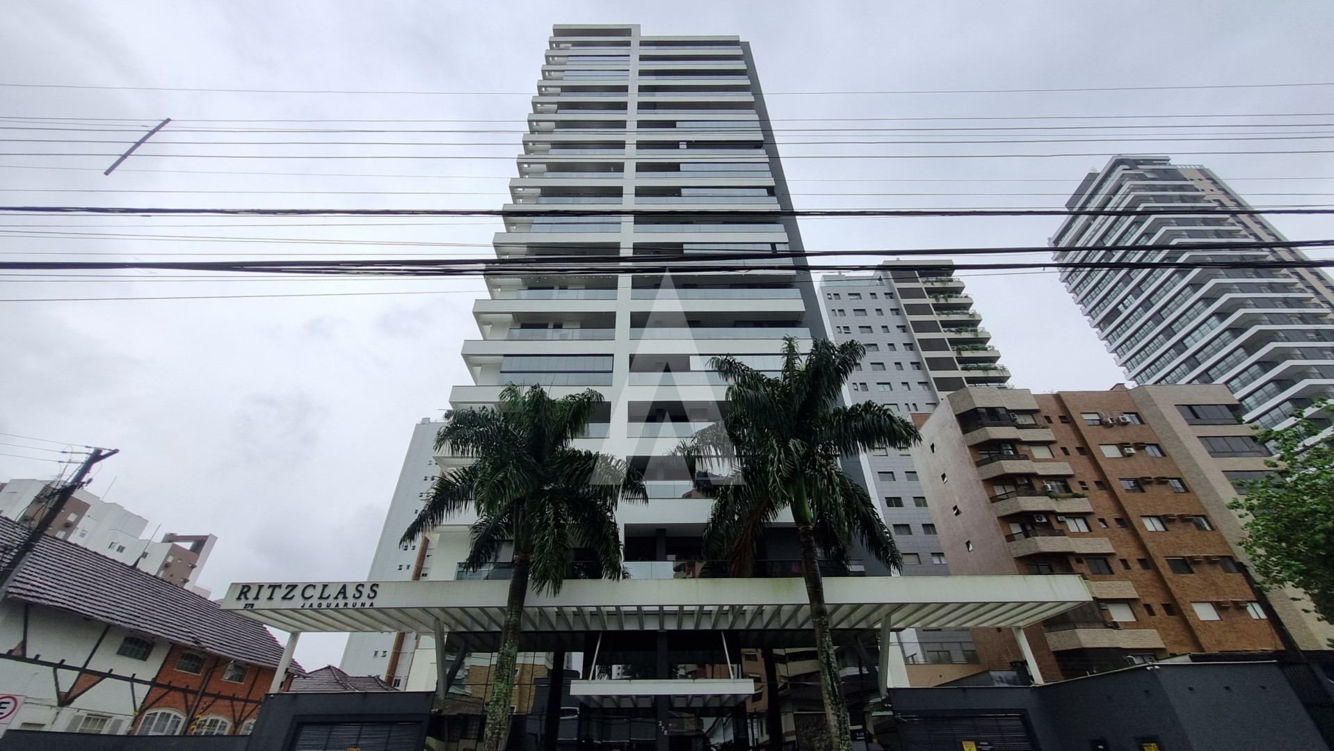 Apartamento no Centro de Joinville com 01 quarto e cozinha com armários. - foto 1