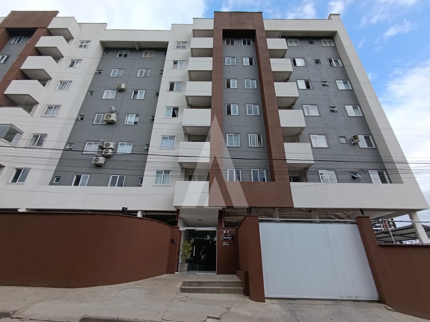 Apartamento semi mobiliado com 2 quartos, localizado no bairro Atiradores. - foto 1