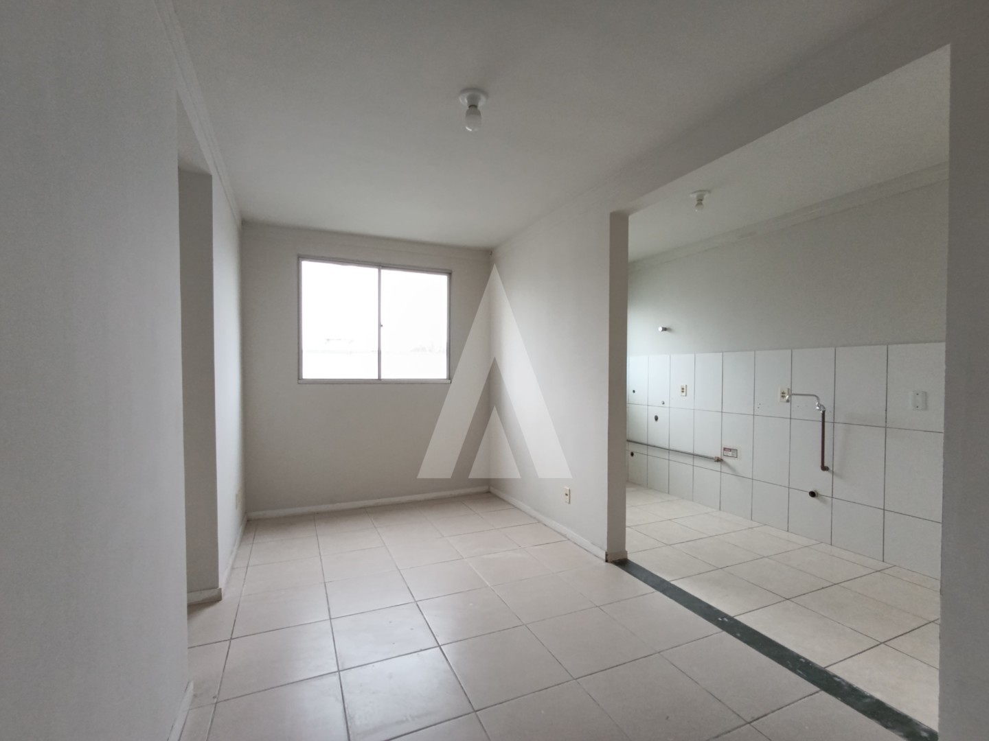 Apartamento localizado no bairro Santa Catarina, com dois quartos, uma vaga de garagem. Prédio com piscina e área de festas. — foto 3