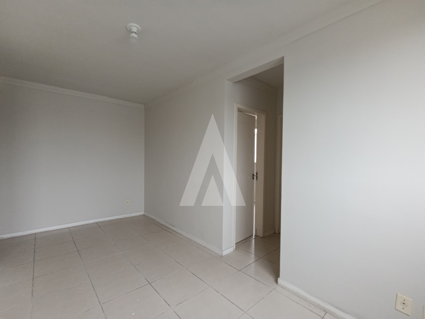 Apartamento localizado no bairro Santa Catarina, com dois quartos, uma vaga de garagem. Prédio com piscina e área de festas. — foto 4