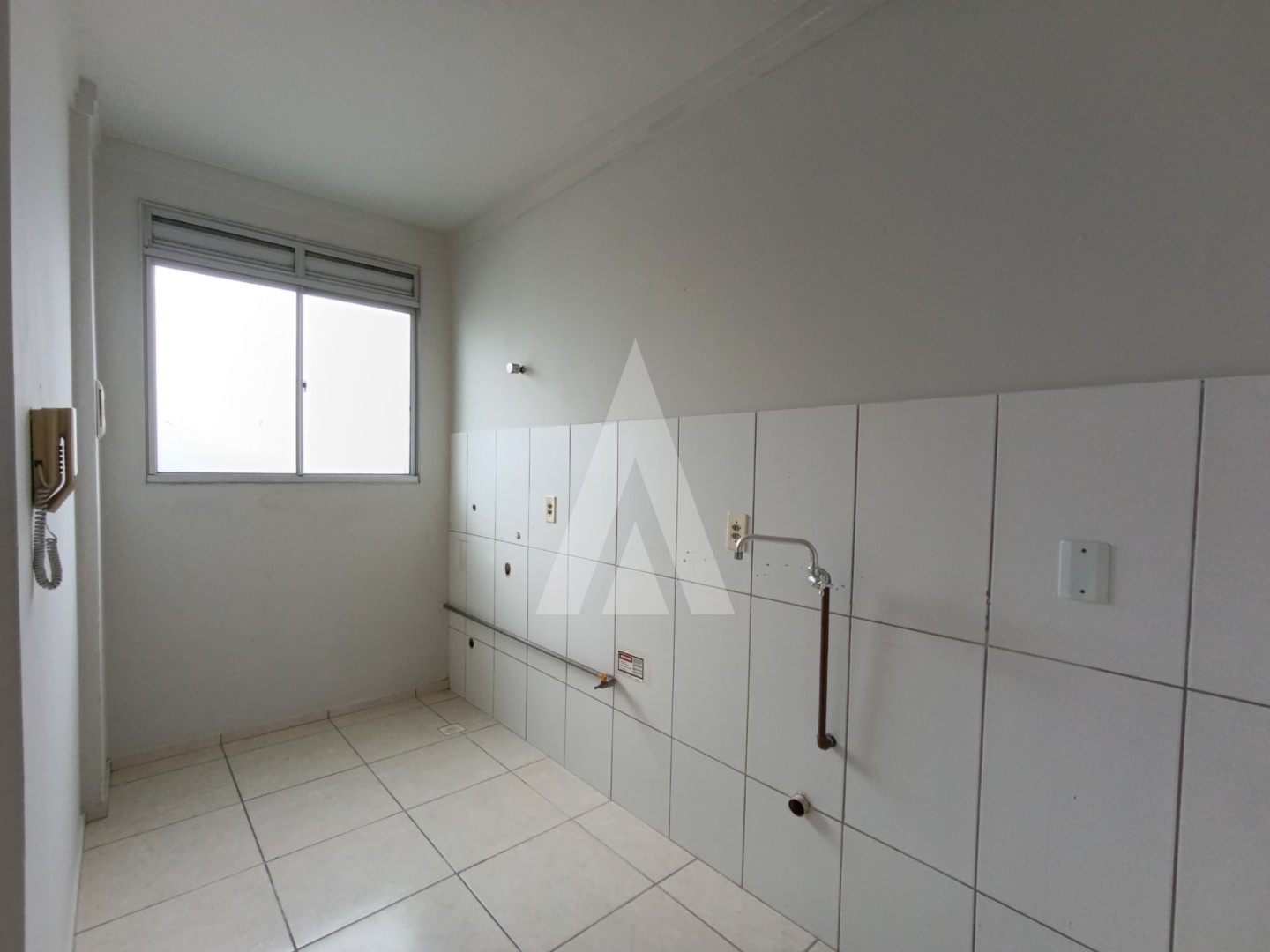 Apartamento localizado no bairro Santa Catarina, com dois quartos, uma vaga de garagem. Prédio com piscina e área de festas. — foto 5