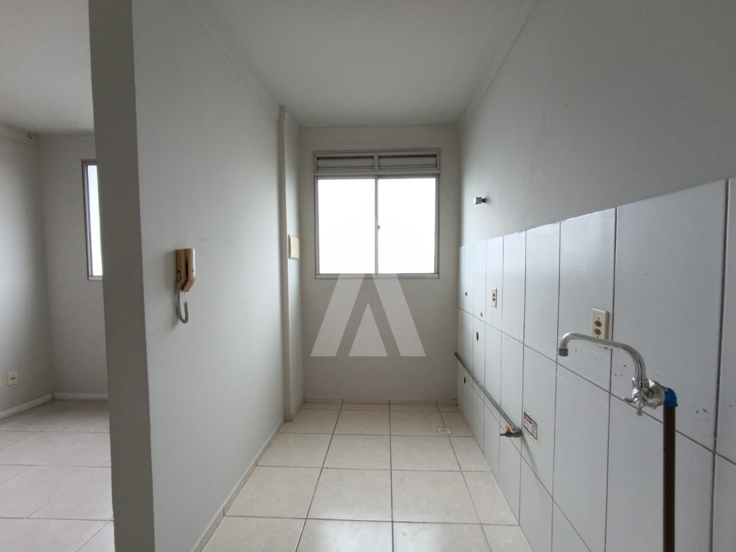 Apartamento localizado no bairro Santa Catarina, com dois quartos, uma vaga de garagem. Prédio com piscina e área de festas. — foto 6