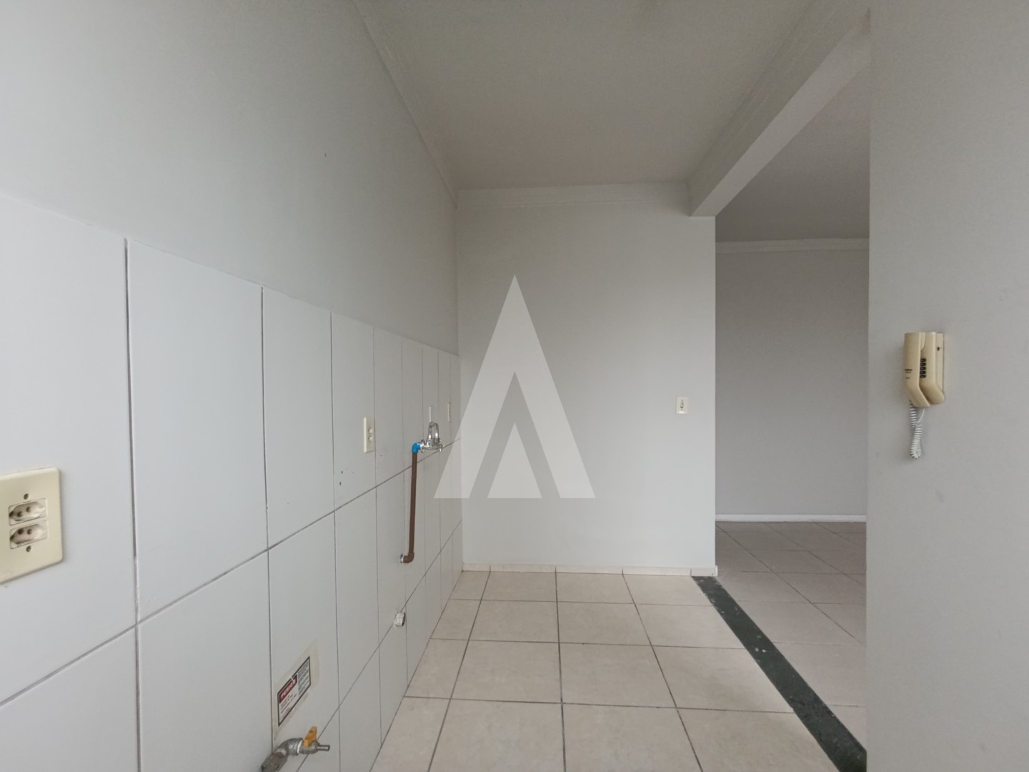 Apartamento localizado no bairro Santa Catarina, com dois quartos, uma vaga de garagem. Prédio com piscina e área de festas. — foto 7