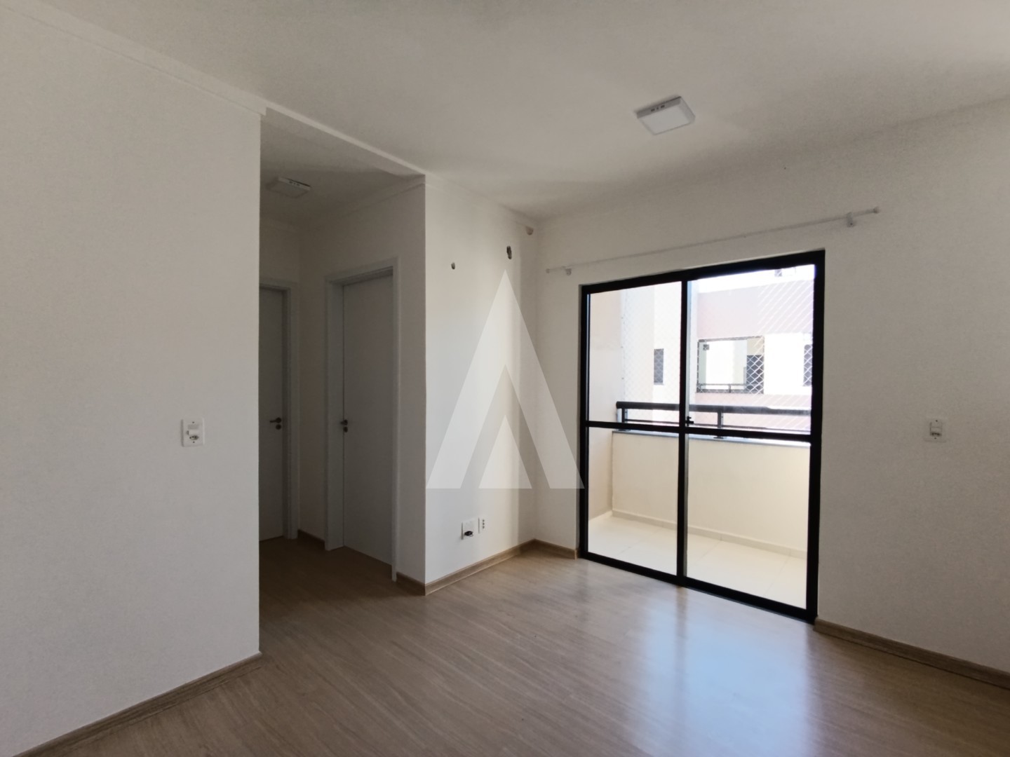 Apartamento no bairro Saguaçu com 02 quartos e cozinha com armários e 01 vaga de garagem. — foto 2