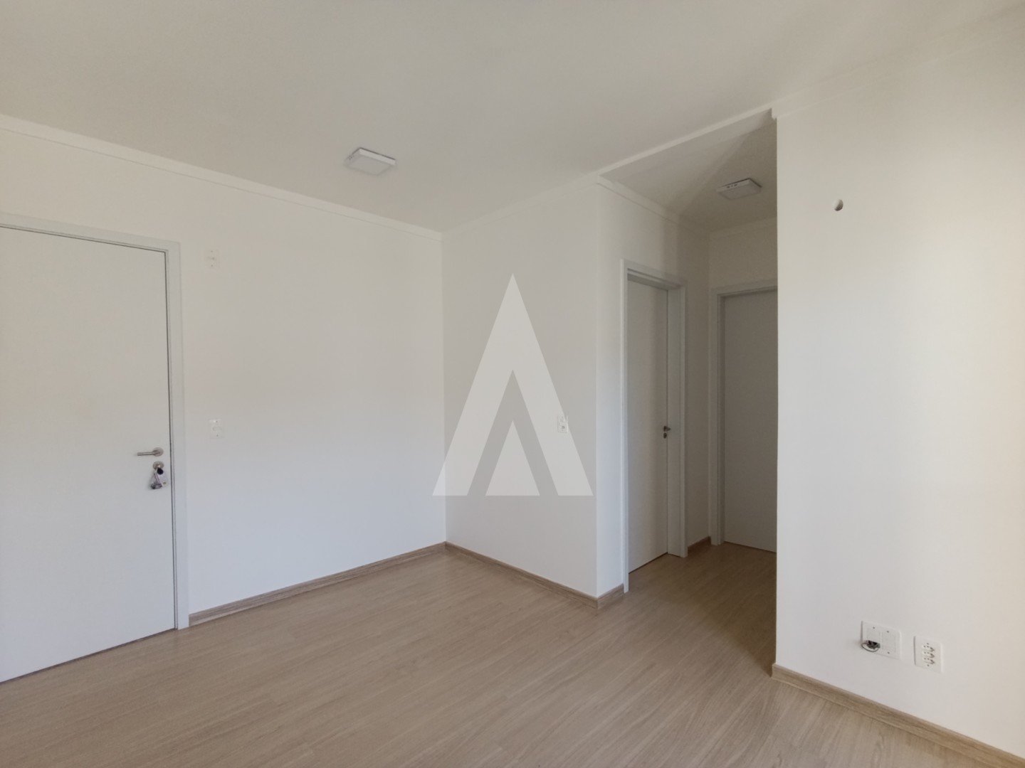 Apartamento no bairro Saguaçu com 02 quartos e cozinha com armários e 01 vaga de garagem. — foto 3