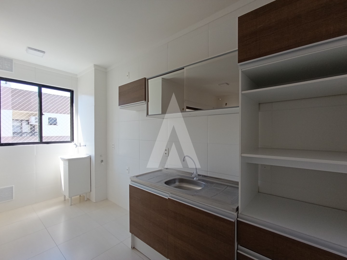 Apartamento no bairro Saguaçu com 02 quartos e cozinha com armários e 01 vaga de garagem. — foto 5