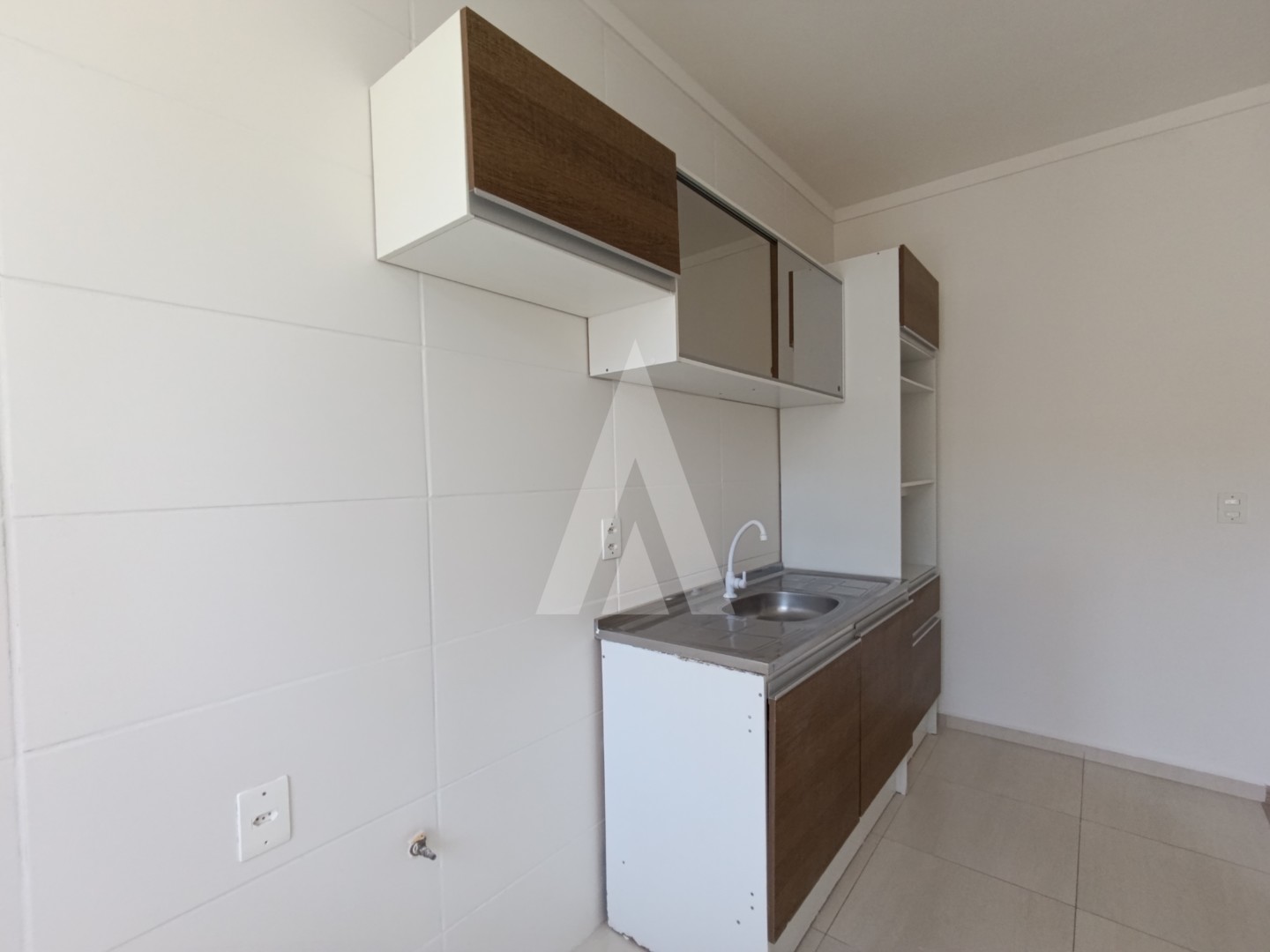 Apartamento no bairro Saguaçu com 02 quartos e cozinha com armários e 01 vaga de garagem. — foto 6