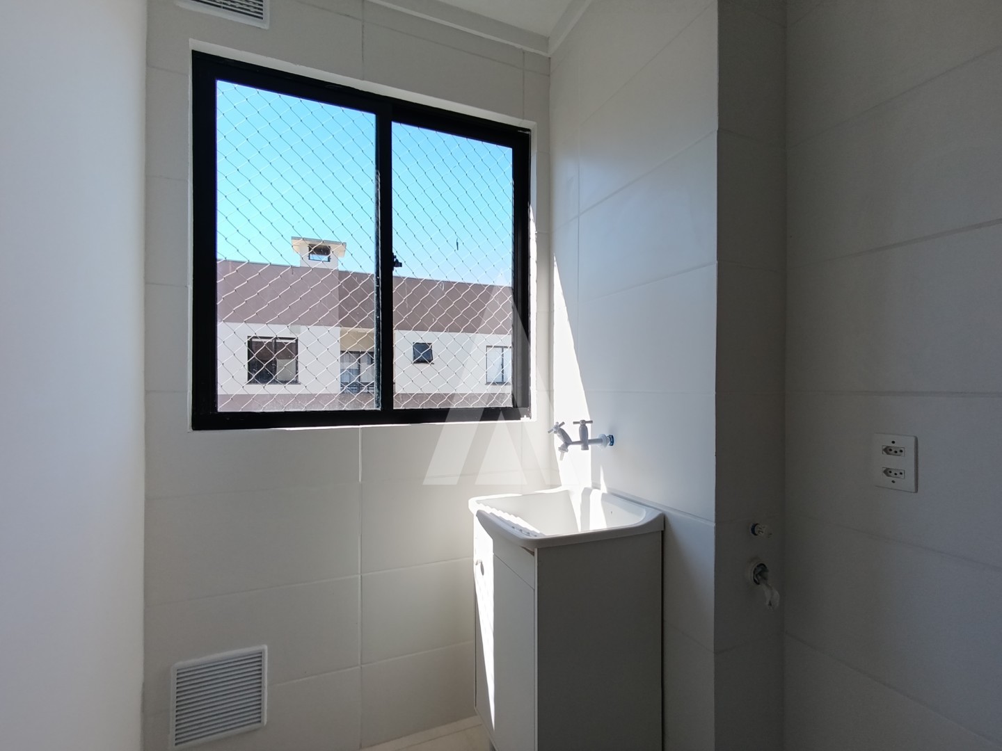 Apartamento no bairro Saguaçu com 02 quartos e cozinha com armários e 01 vaga de garagem. — foto 7