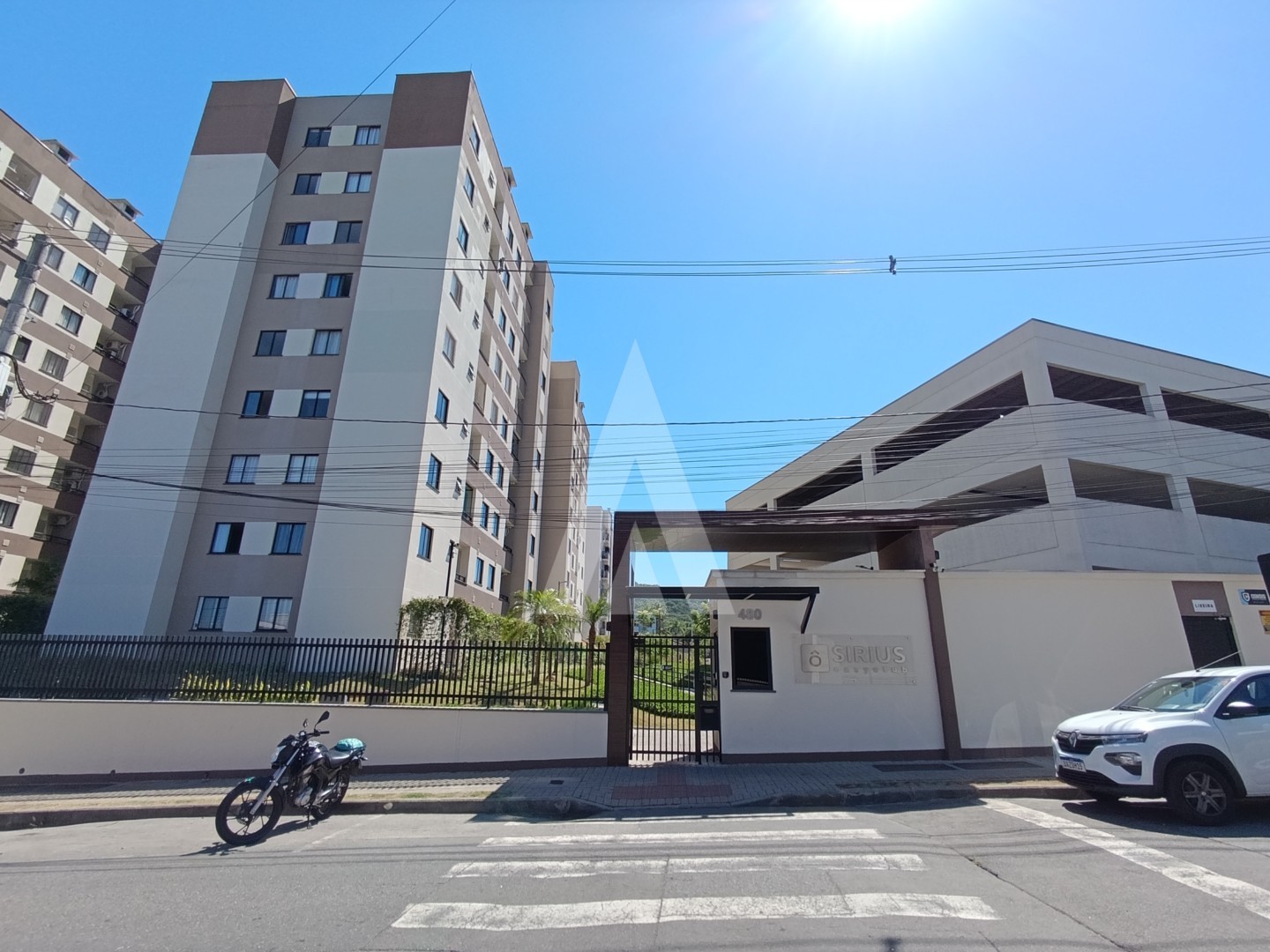 Apartamento no bairro Saguaçu com 02 quartos e cozinha com armários e 01 vaga de garagem. - foto 1