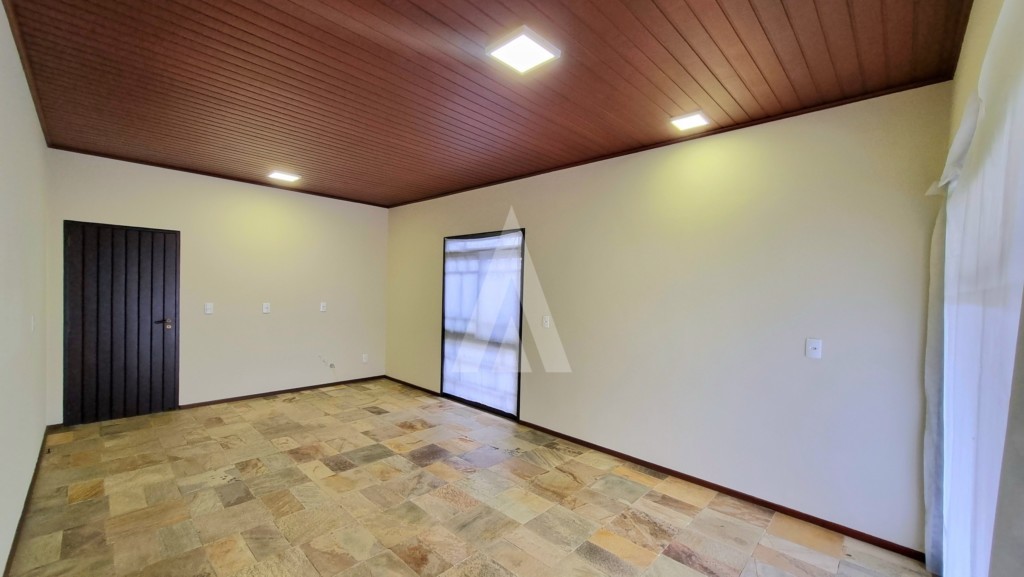 Casa Residencial no bairro Saguaçu com 3 quartos, cozinha com armários e garagem coberta para 2 carros. — foto 5