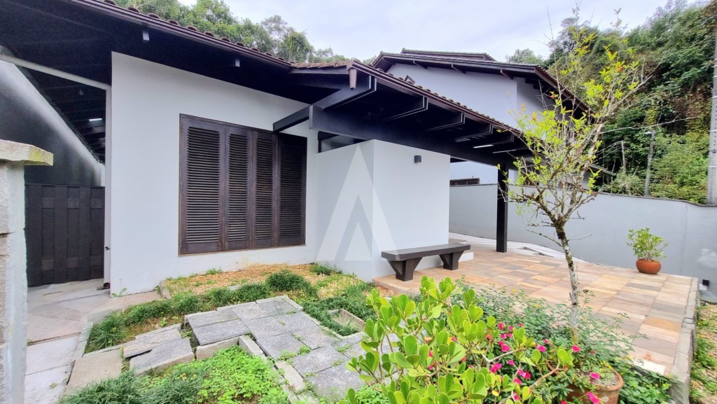 Casa Residencial no bairro Saguaçu com 3 quartos, cozinha com armários e garagem coberta para 2 carros. — foto 3