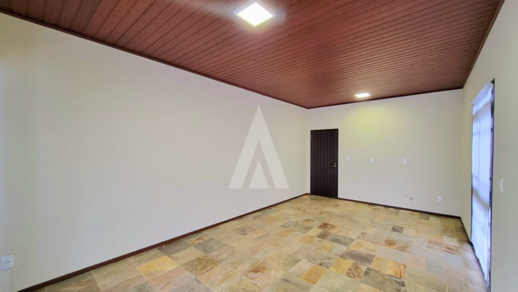 Casa Residencial no bairro Saguaçu com 3 quartos, cozinha com armários e garagem coberta para 2 carros. — foto 4
