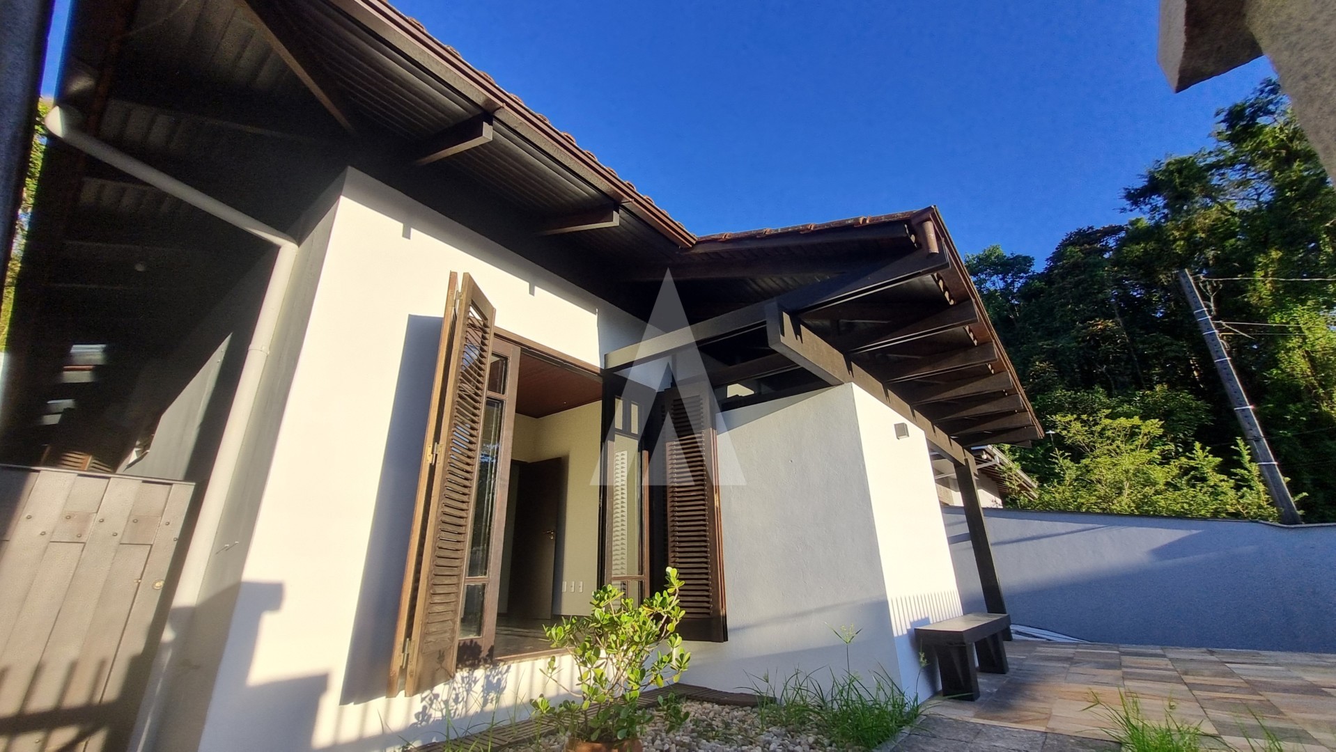 Casa Residencial no bairro Saguaçu com 3 quartos, cozinha com armários e garagem coberta para 2 carros. — foto 2