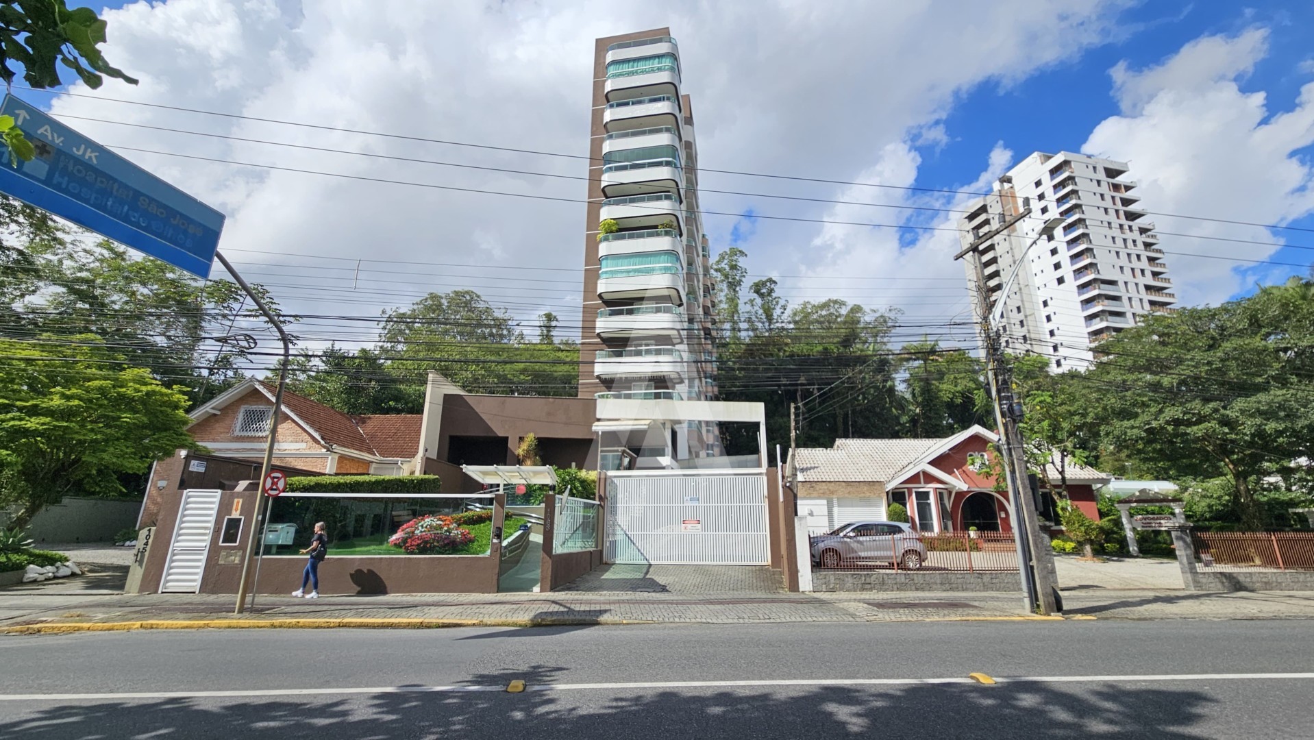 Apartamento mobiliado com 03 quartos, sendo 02 suites no Centro. - foto 1