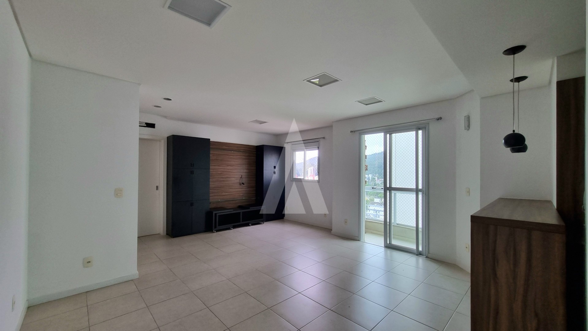 Apartamento no bairro Centro com 2 suítes, cozinha e quartos com armários, sacada com churrasqueira, elevador e vaga de garagem — foto 2