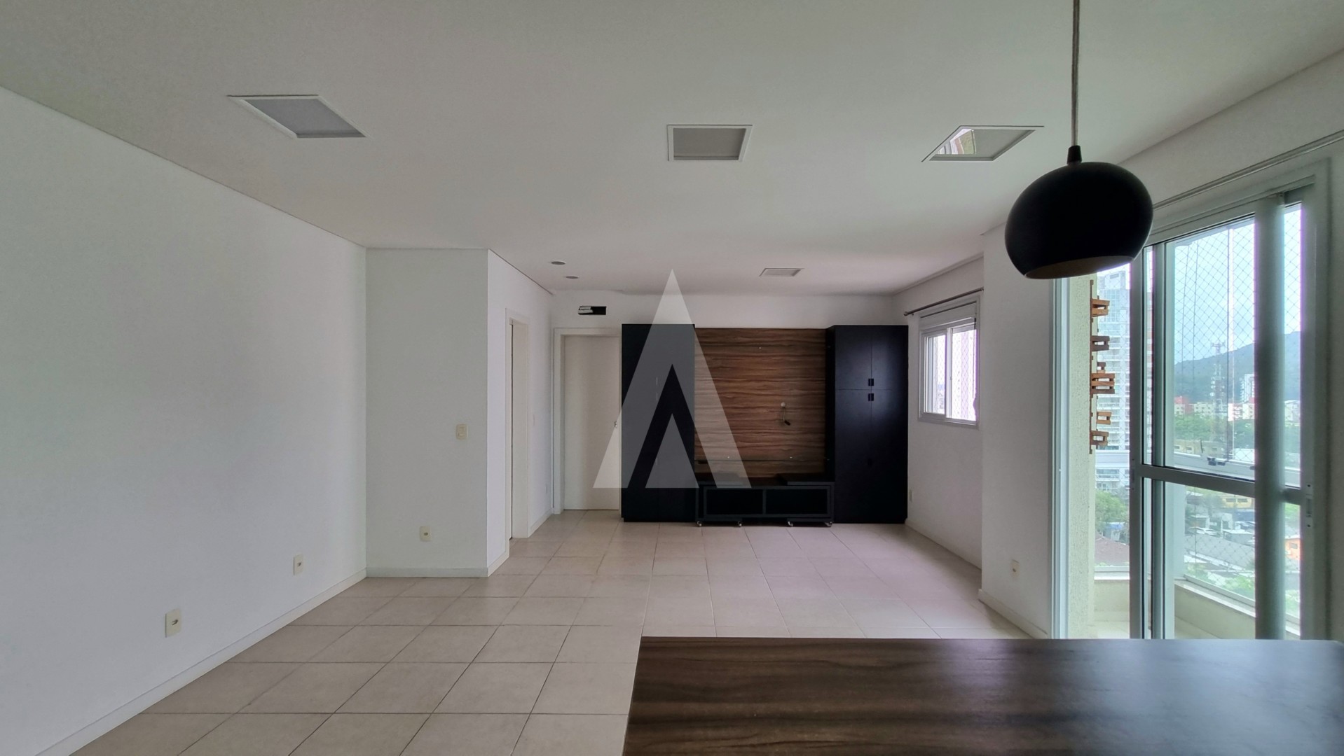 Apartamento no bairro Centro com 2 suítes, cozinha e quartos com armários, sacada com churrasqueira, elevador e vaga de garagem — foto 3