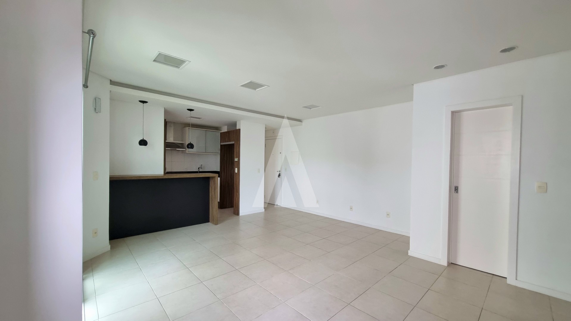 Apartamento no bairro Centro com 2 suítes, cozinha e quartos com armários, sacada com churrasqueira, elevador e vaga de garagem — foto 4