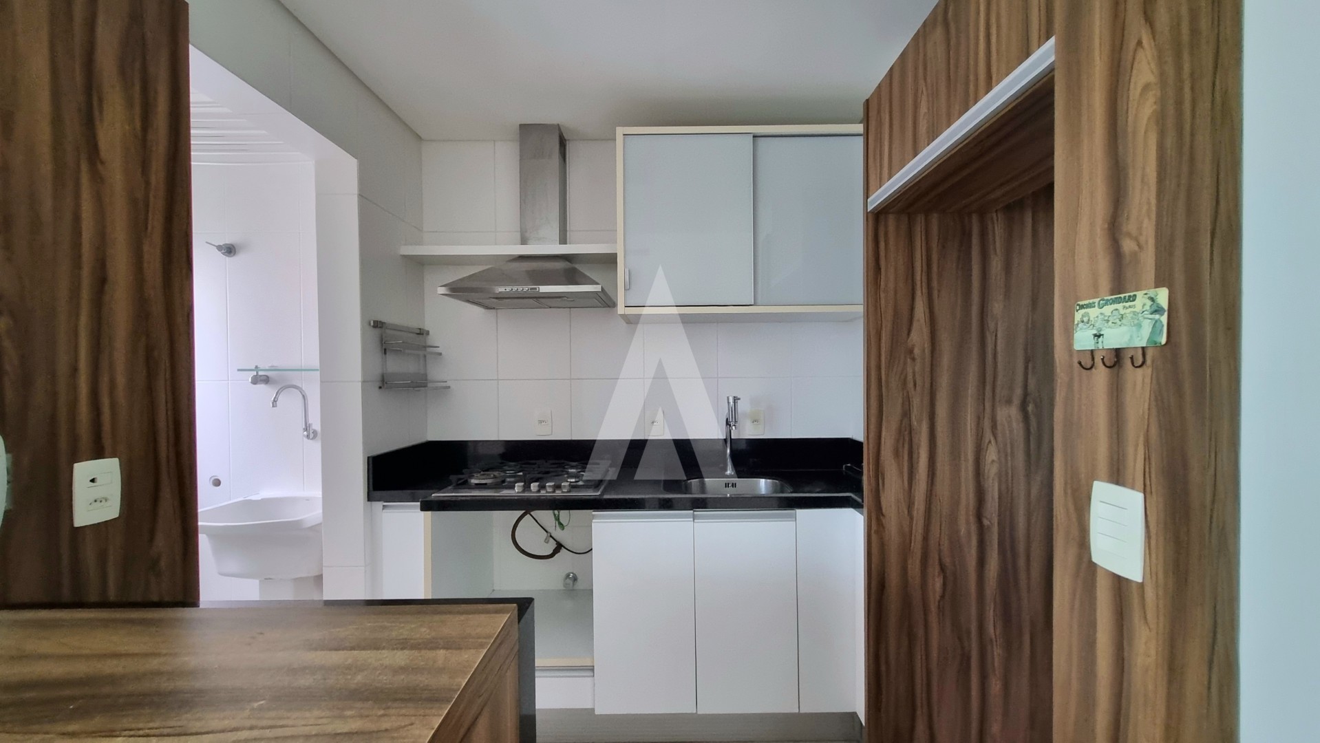 Apartamento no bairro Centro com 2 suítes, cozinha e quartos com armários, sacada com churrasqueira, elevador e vaga de garagem — foto 6