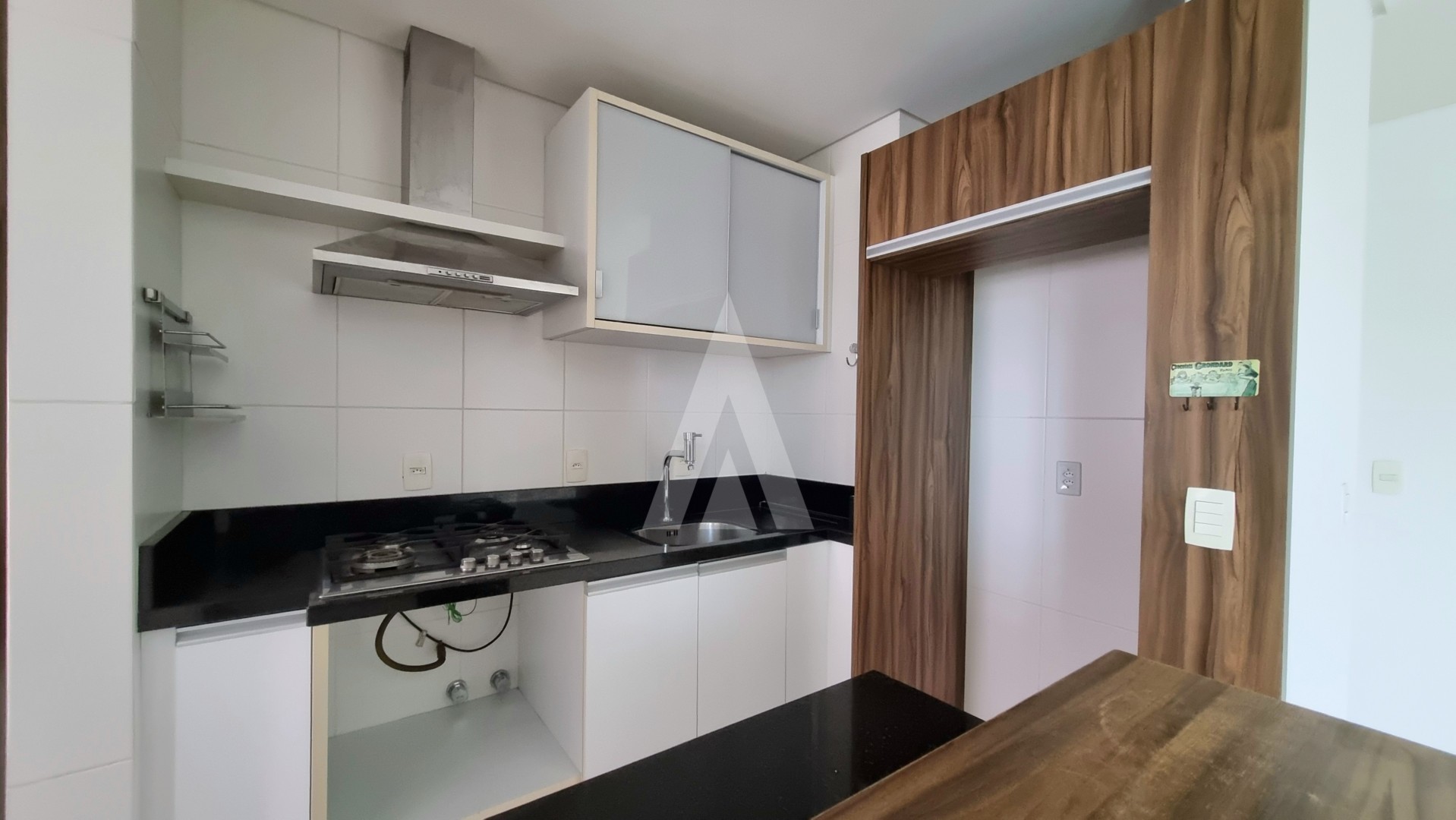 Apartamento no bairro Centro com 2 suítes, cozinha e quartos com armários, sacada com churrasqueira, elevador e vaga de garagem — foto 7
