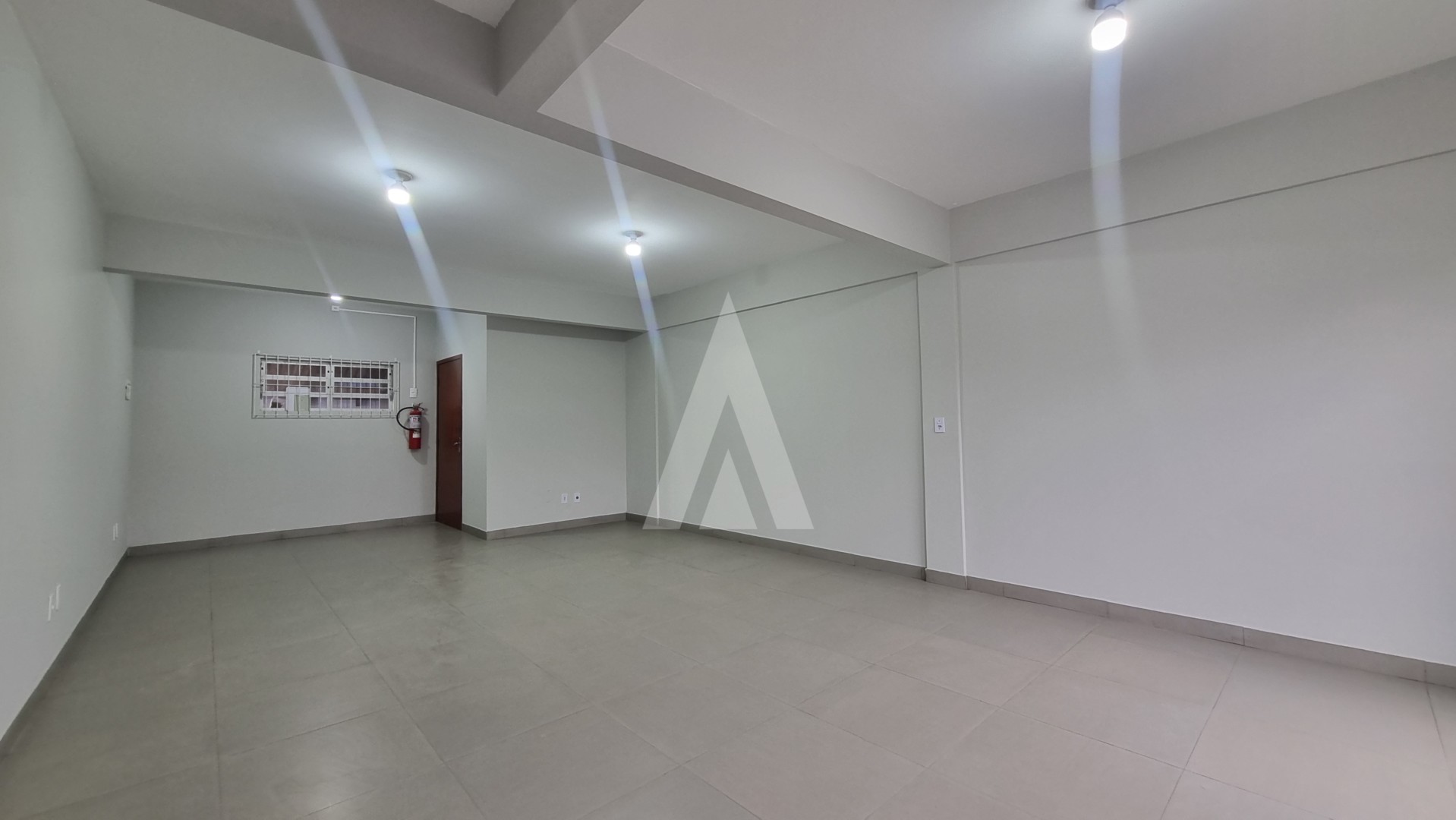 Loja no bairro Comasa com aproximadamente 41m e 1 lavabo interno e uma área externa com 4 vagas rotativas de estacionamento. — foto 3
