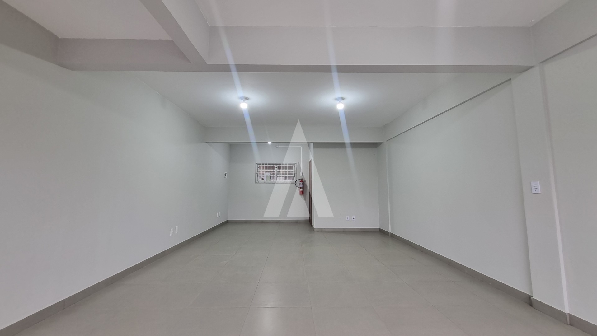 Loja no bairro Comasa com aproximadamente 41m e 1 lavabo interno e uma área externa com 4 vagas rotativas de estacionamento. — foto 4